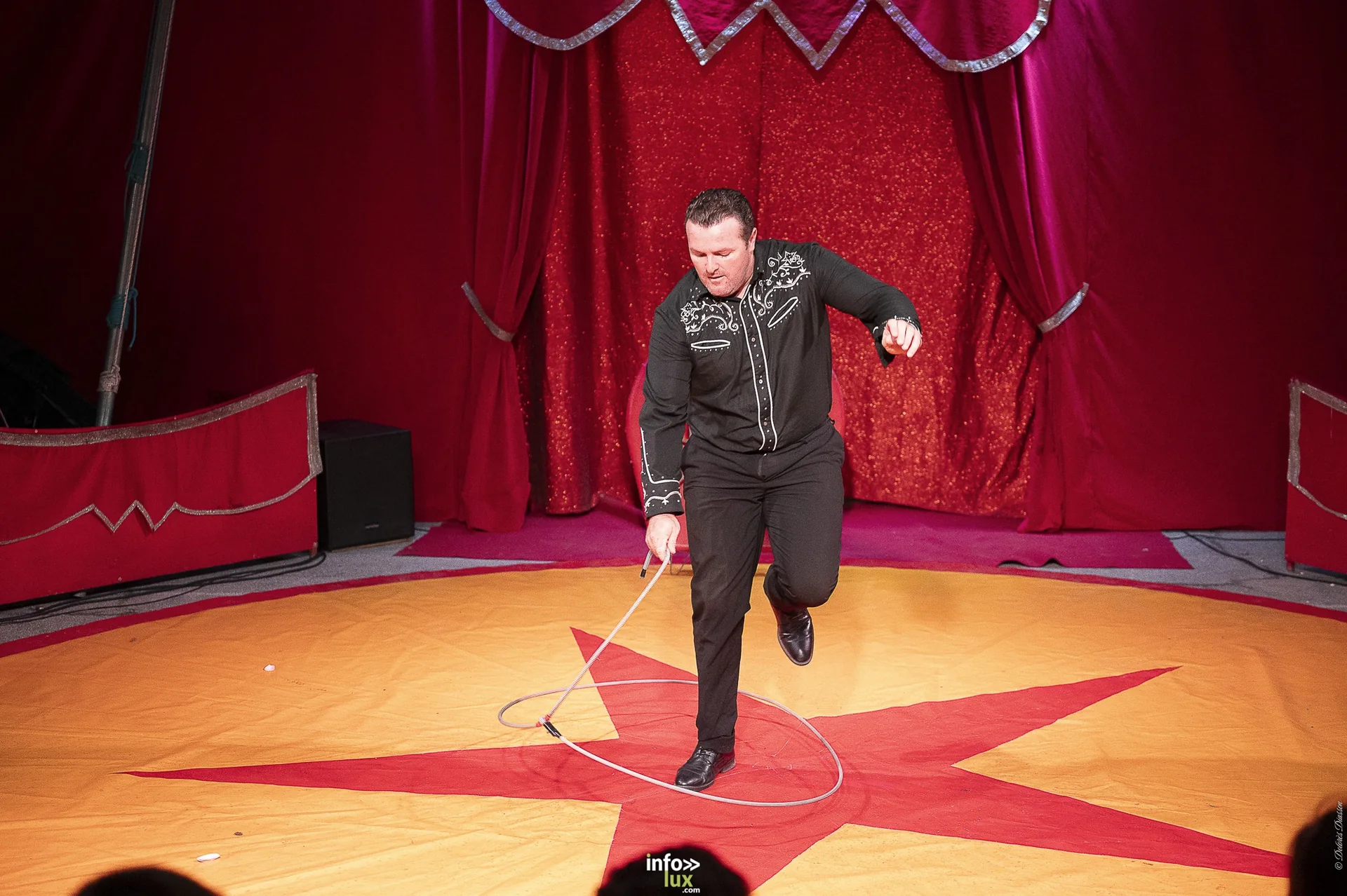 Univers Circus à Saint-Hubert, septembre 2026 : clown, équilibriste, jongleur, cerceaux et numéro de chien sous le chapiteau