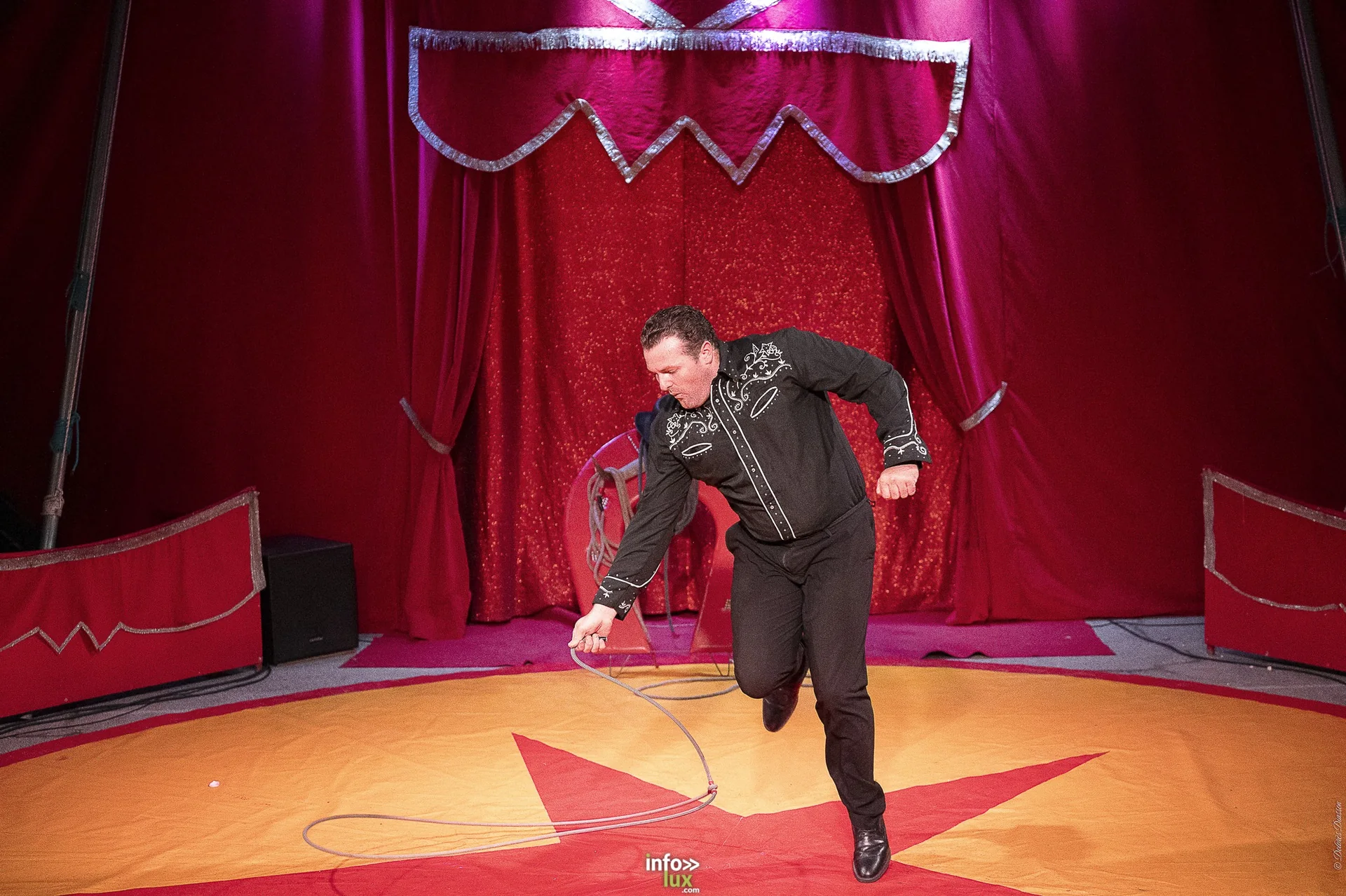 Univers Circus à Saint-Hubert, septembre 2026 : clown, équilibriste, jongleur, cerceaux et numéro de chien sous le chapiteau