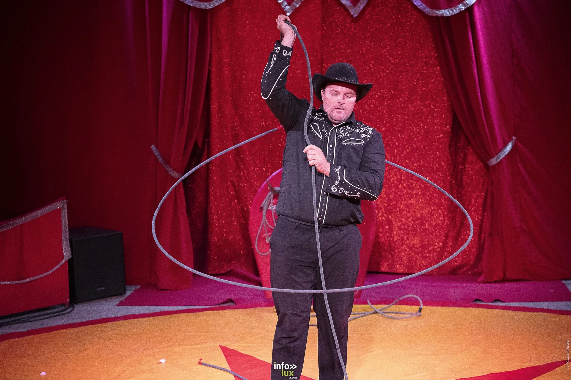 Univers Circus à Saint-Hubert, septembre 2026 : clown, équilibriste, jongleur, cerceaux et numéro de chien sous le chapiteau