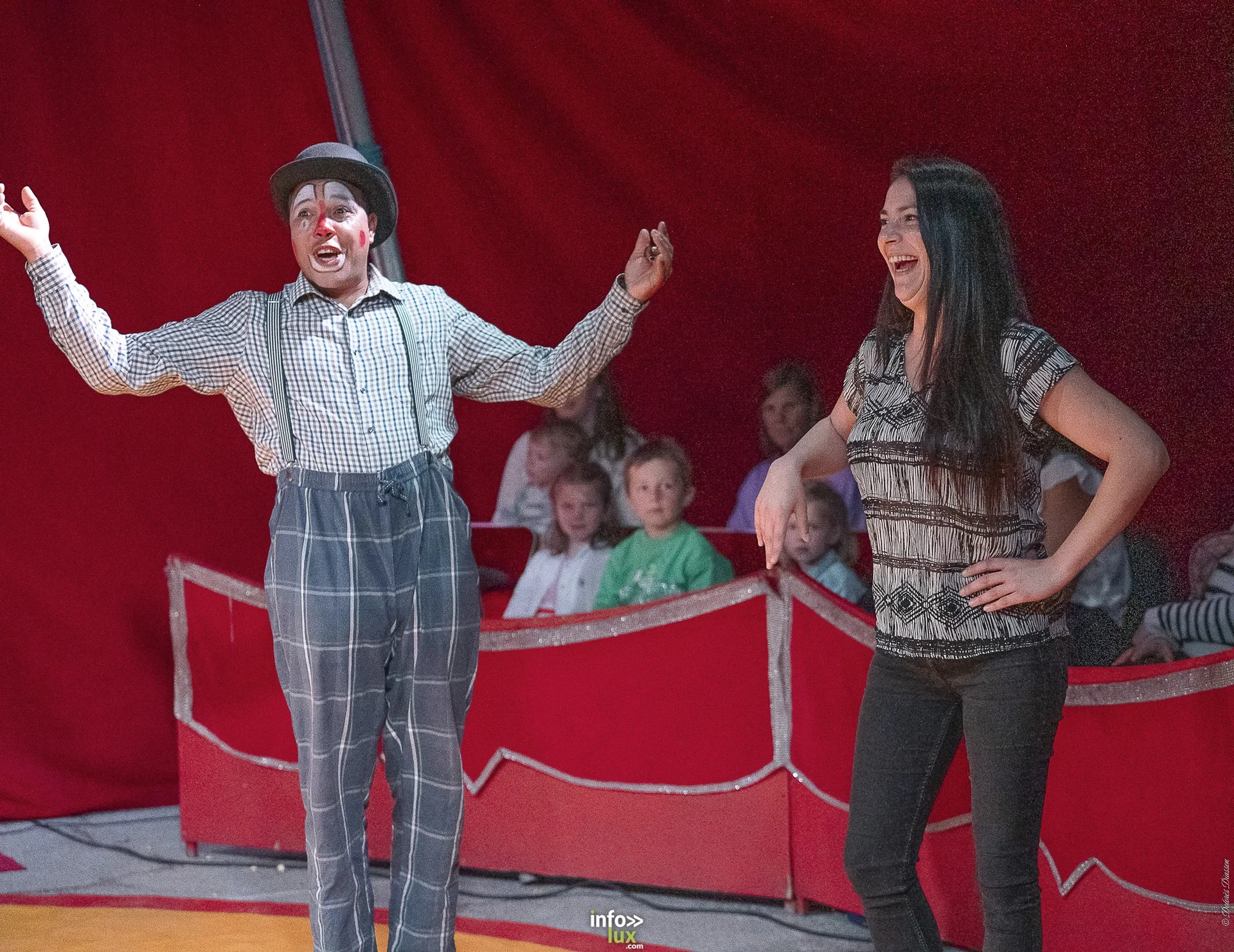 Univers Circus à Saint-Hubert, septembre 2026 : clown, équilibriste, jongleur, cerceaux et numéro de chien sous le chapiteau