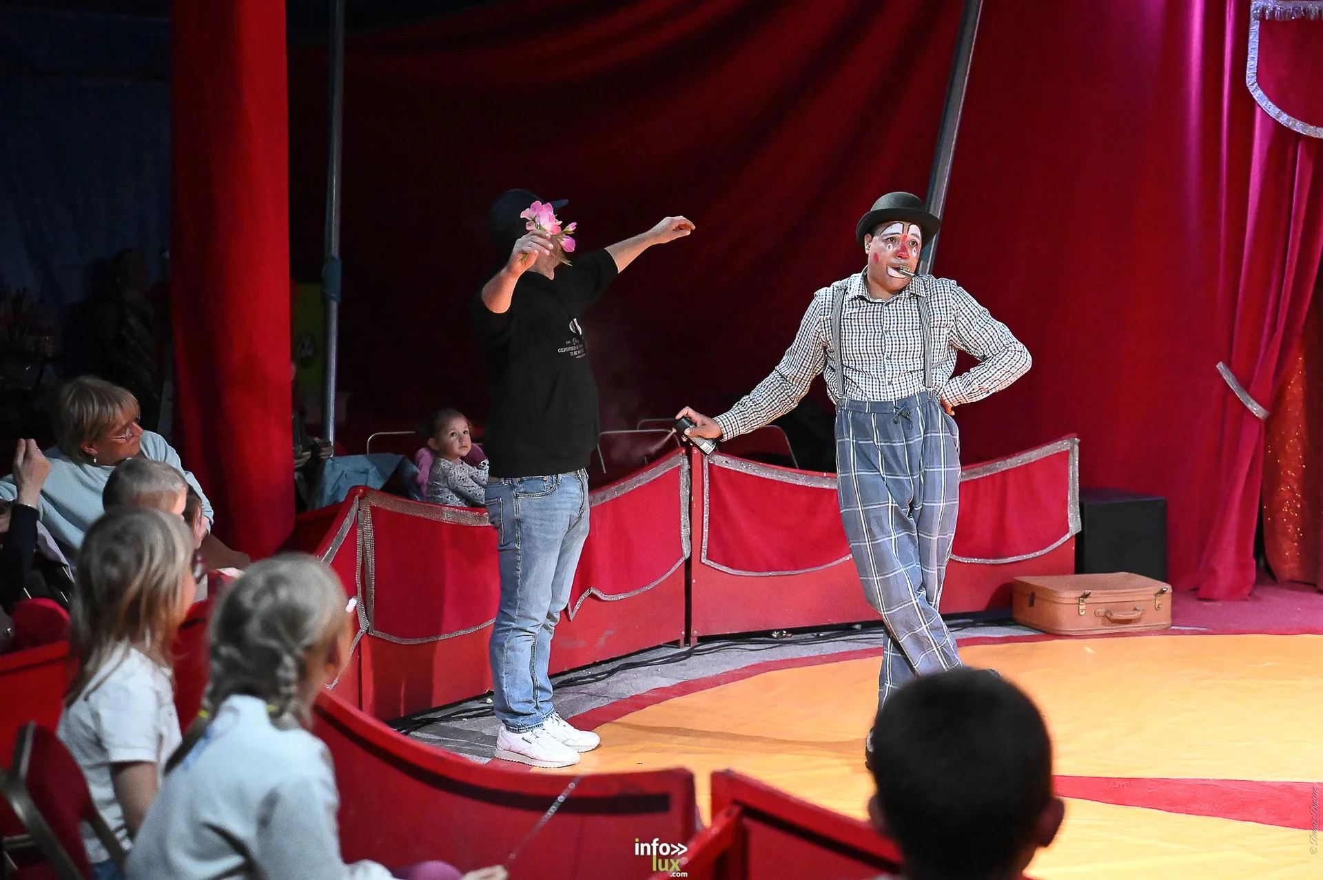 Univers Circus à Saint-Hubert, septembre 2026 : clown, équilibriste, jongleur, cerceaux et numéro de chien sous le chapiteau