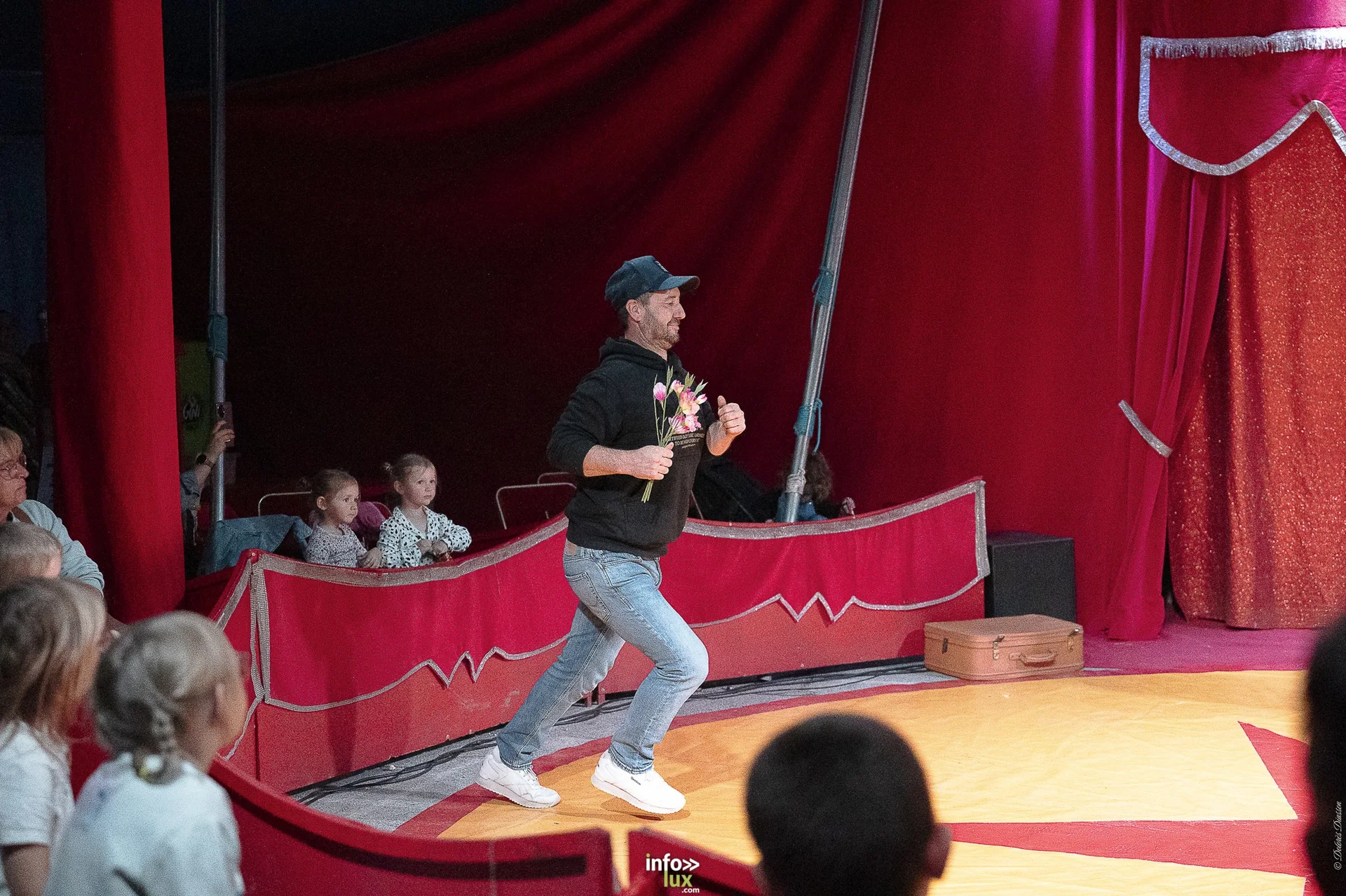 Univers Circus à Saint-Hubert, septembre 2026 : clown, équilibriste, jongleur, cerceaux et numéro de chien sous le chapiteau