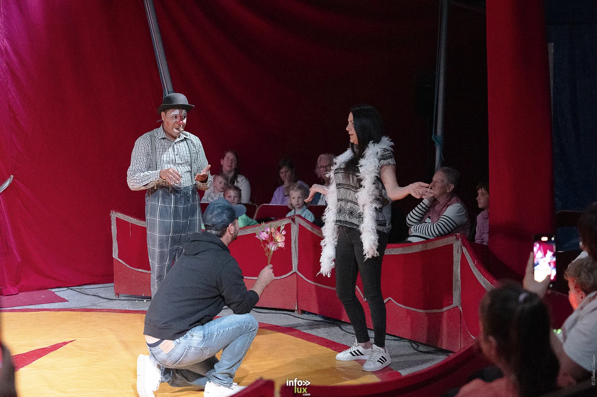 Univers Circus à Saint-Hubert, septembre 2026 : clown, équilibriste, jongleur, cerceaux et numéro de chien sous le chapiteau