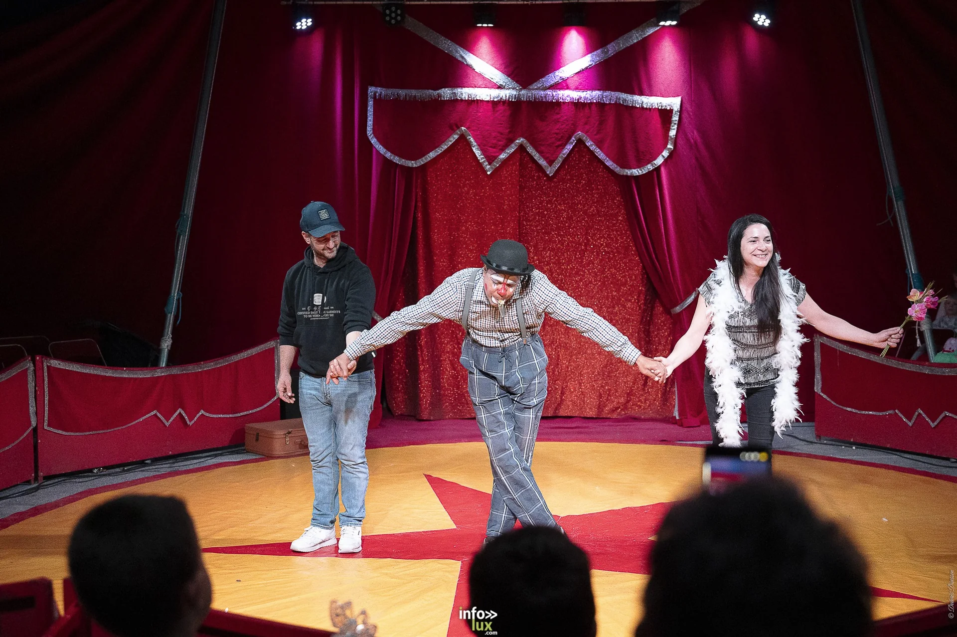 Univers Circus à Saint-Hubert, septembre 2026 : clown, équilibriste, jongleur, cerceaux et numéro de chien sous le chapiteau