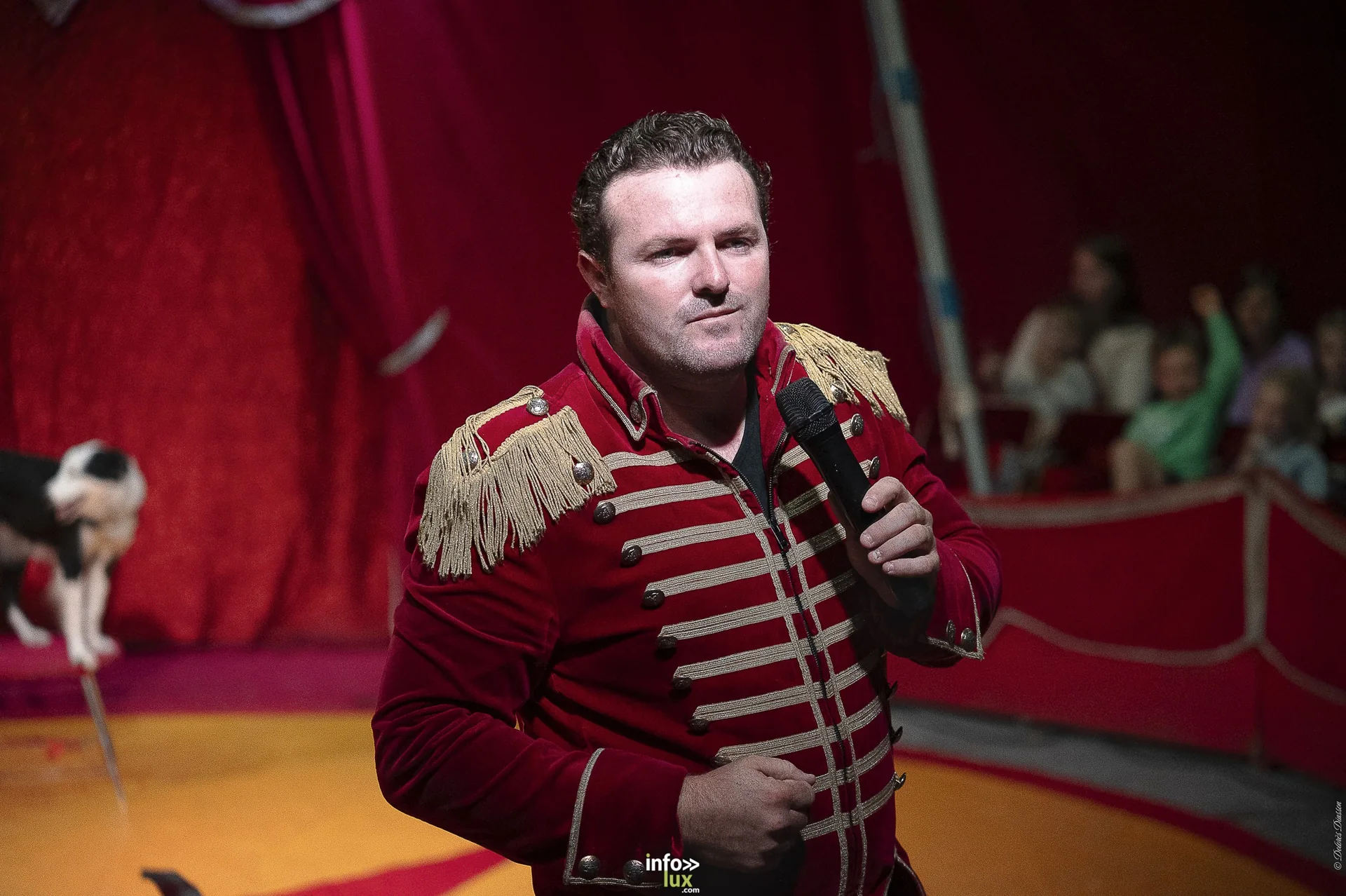Univers Circus à Saint-Hubert, septembre 2026 : clown, équilibriste, jongleur, cerceaux et numéro de chien sous le chapiteau