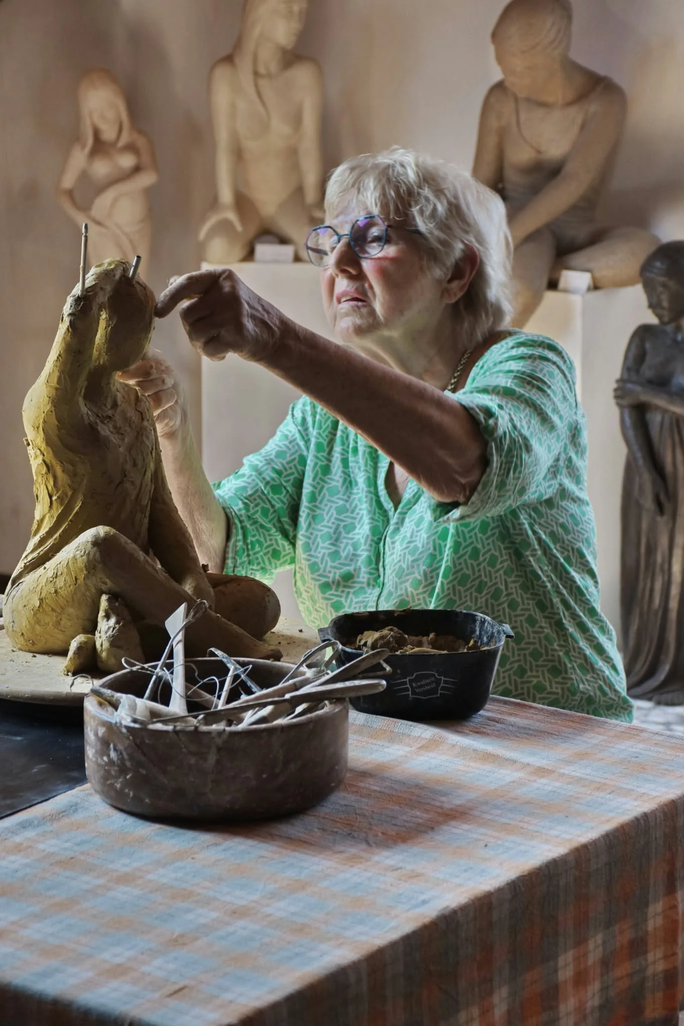 Ursula Förster dans son atelier entouré de ses sculptures
