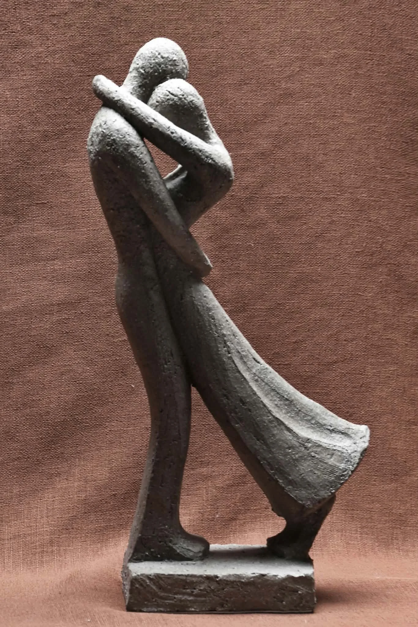 Sculpture d’un couple enlacé debout, sur socle