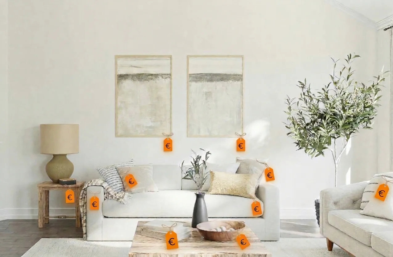 Un salon lumineux avec canapé blanc, coussins orange et plantes