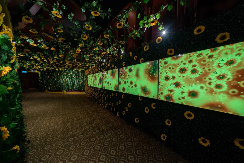 Couloir tapissé de tournesols où défilent les Tournesols de Van Gogh, exposition immersive Van Gogh