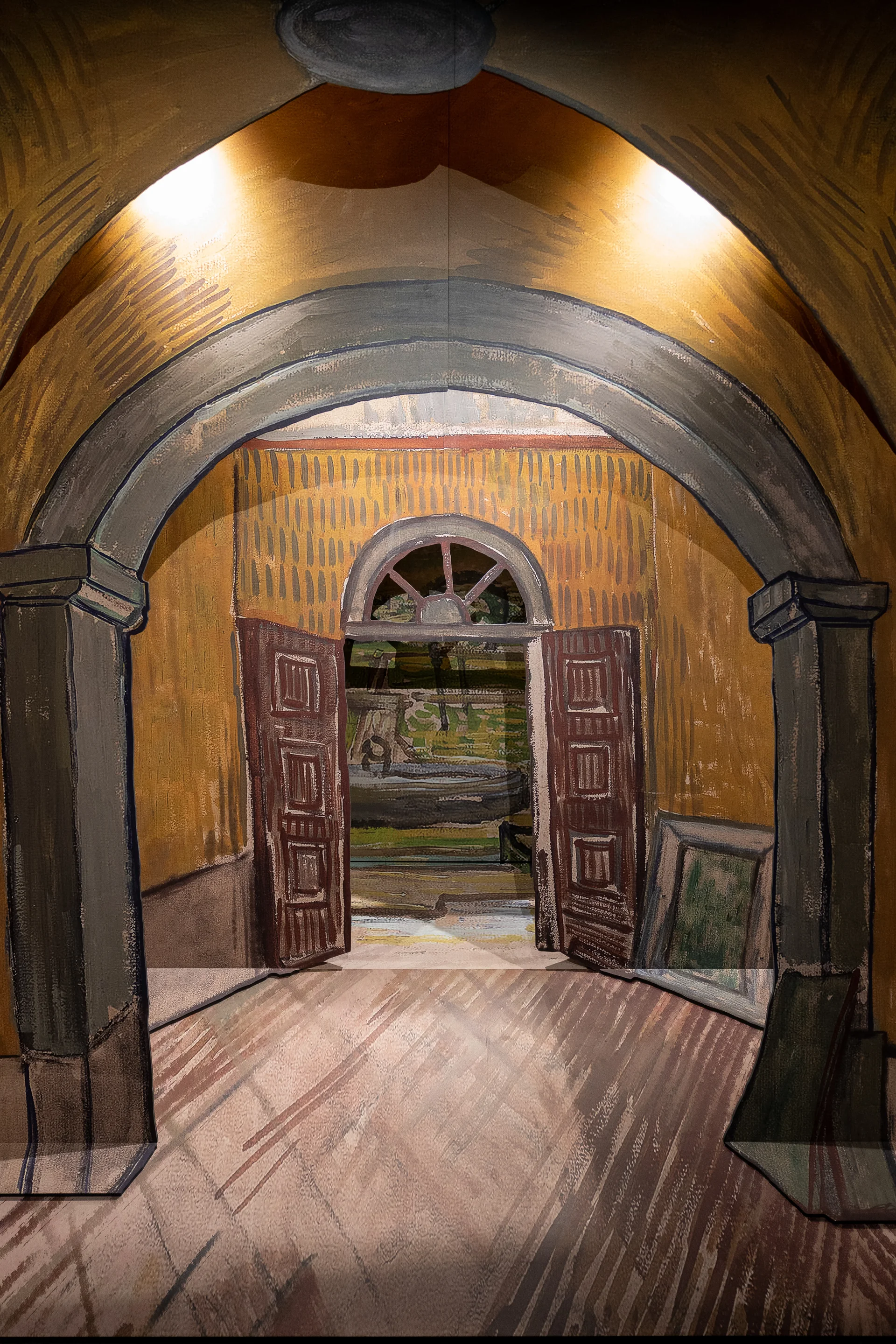 Décor peint en trompe-l’œil dans le style de Van Gogh : une arche ouvrant sur une pièce aux murs jaunes et une porte double