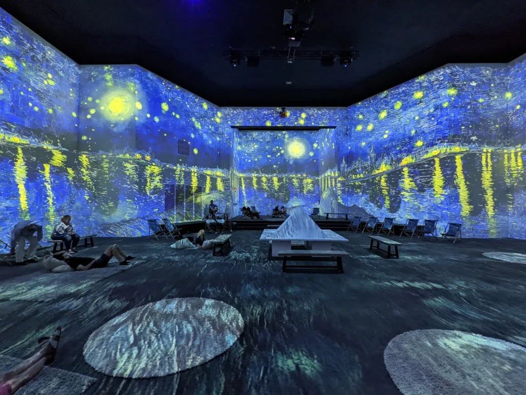 La Nuit étoilée sur le Rhône projetée à 360°, exposition immersive Van Gogh