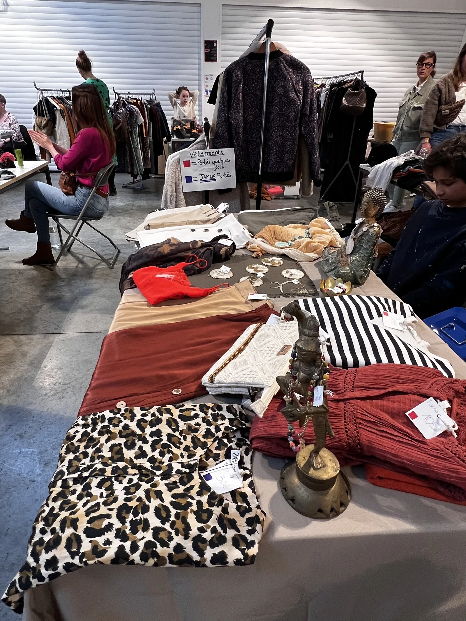 Vêtements et accessoires de seconde main au vide-dressing de l’association Le Son de Vie