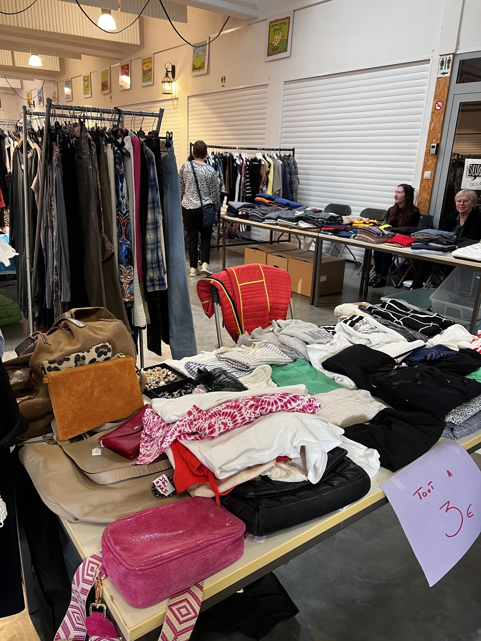 Tables de vêtements et de sacs au vide-dressing de la Halle de Han