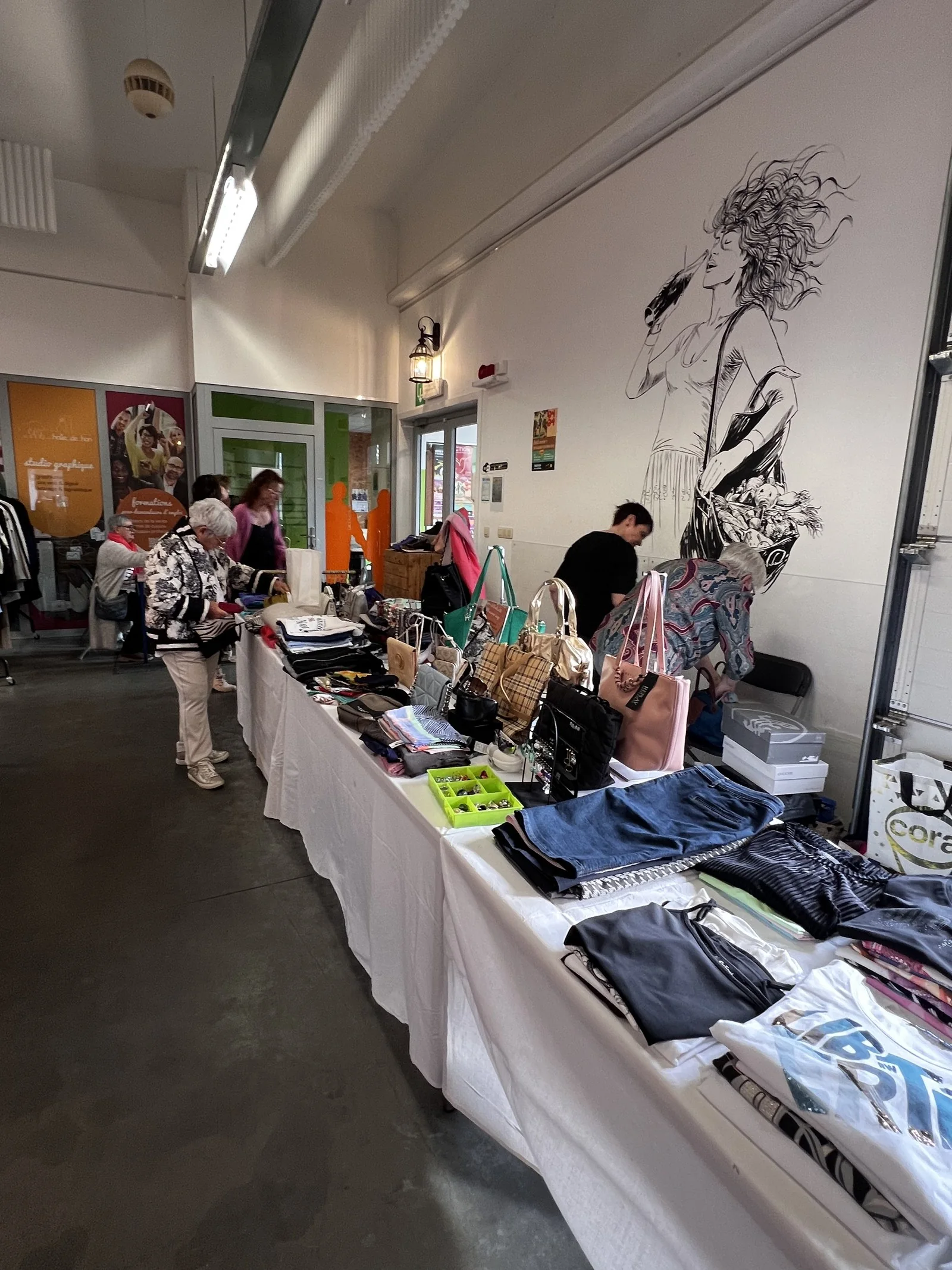 Visiteuses au vide-dressing de la Halle de Han