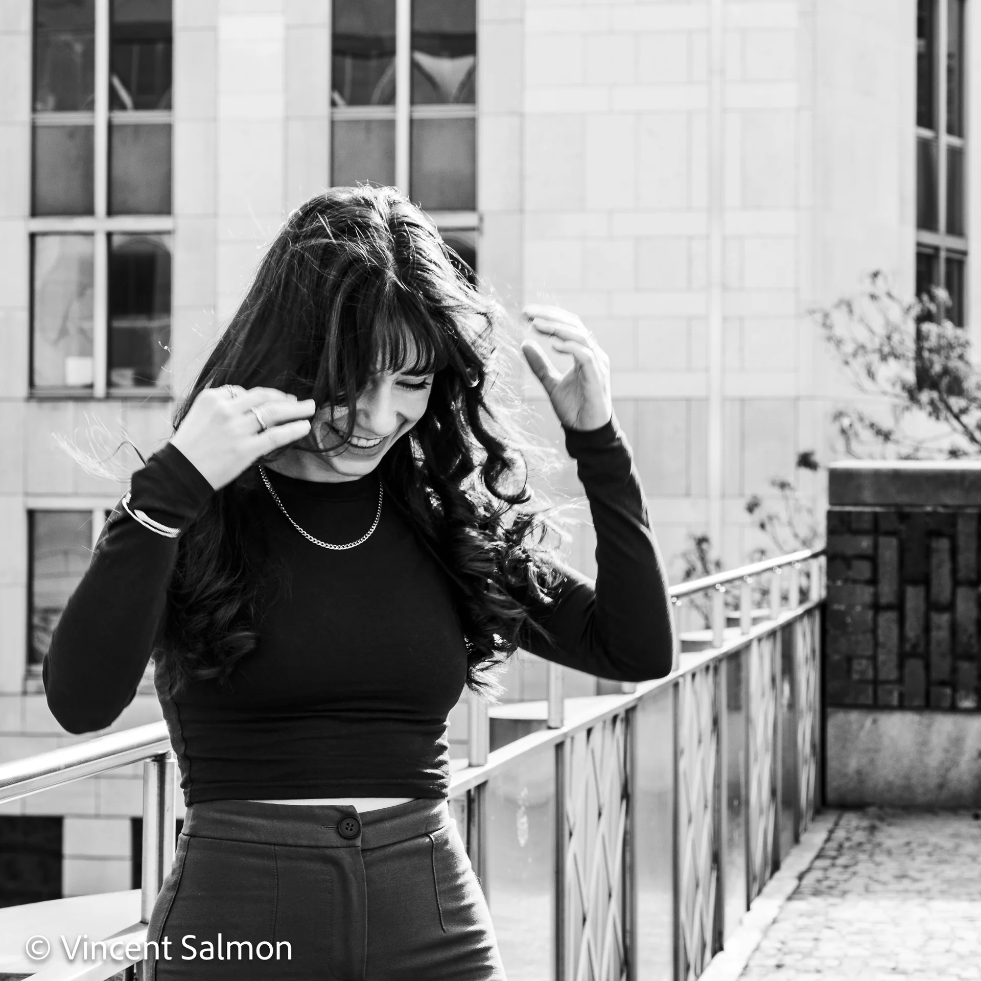 Photo de Vincent Salmon : une jeune femme sur une passerelle, la main dans les cheveux