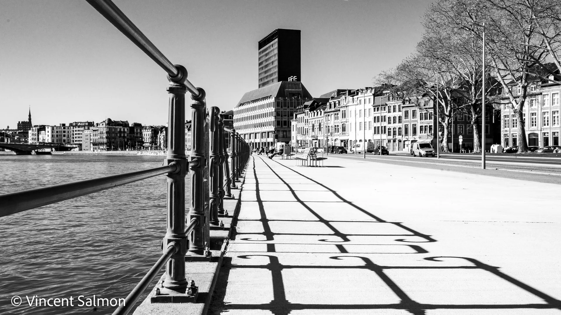 Photo de Vincent Salmon : le quai de la Meuse et l’ombre de sa rambarde