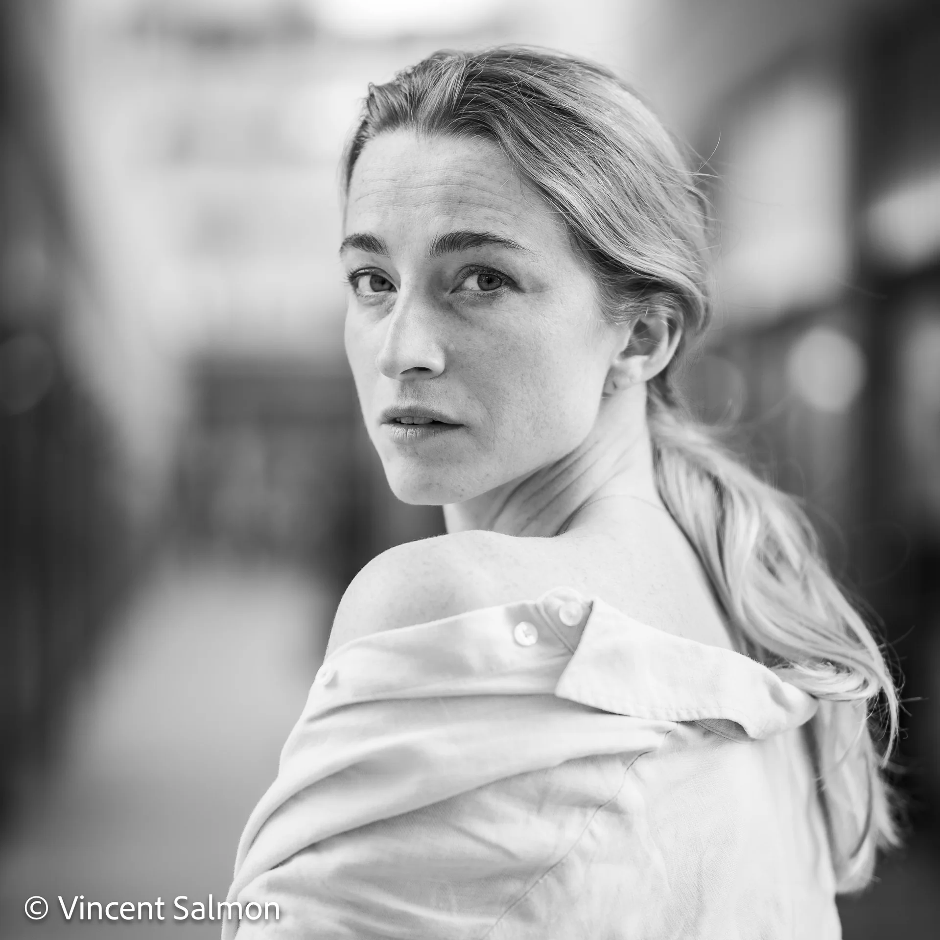 Photo de Vincent Salmon : le même portrait en noir et blanc, regard par-dessus l’épaule