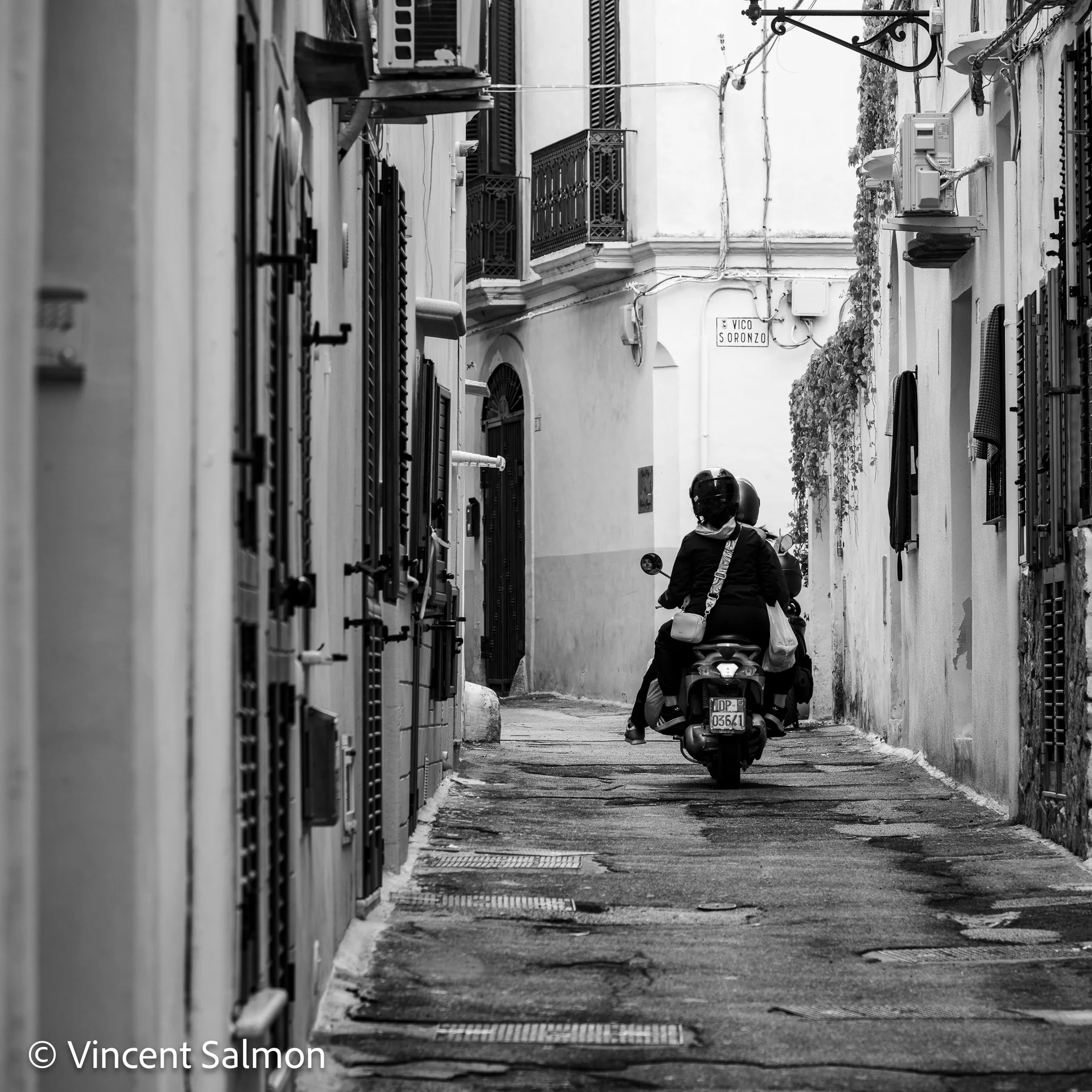 Photo de Vincent Salmon : un scooter dans une ruelle étroite