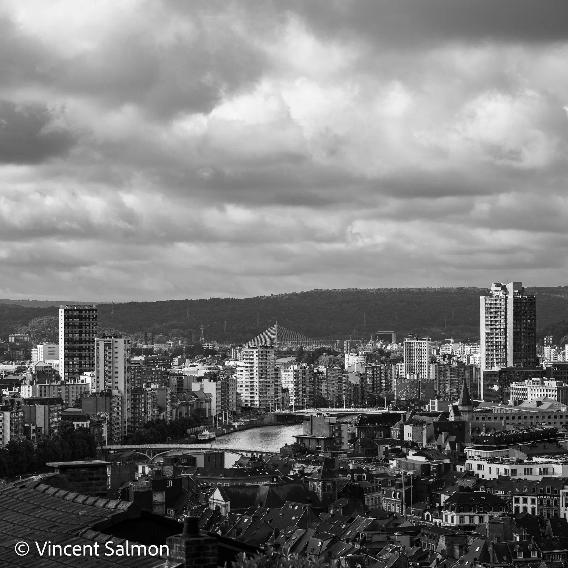 Photo de Vincent Salmon : Liège vue des coteaux sous un ciel chargé