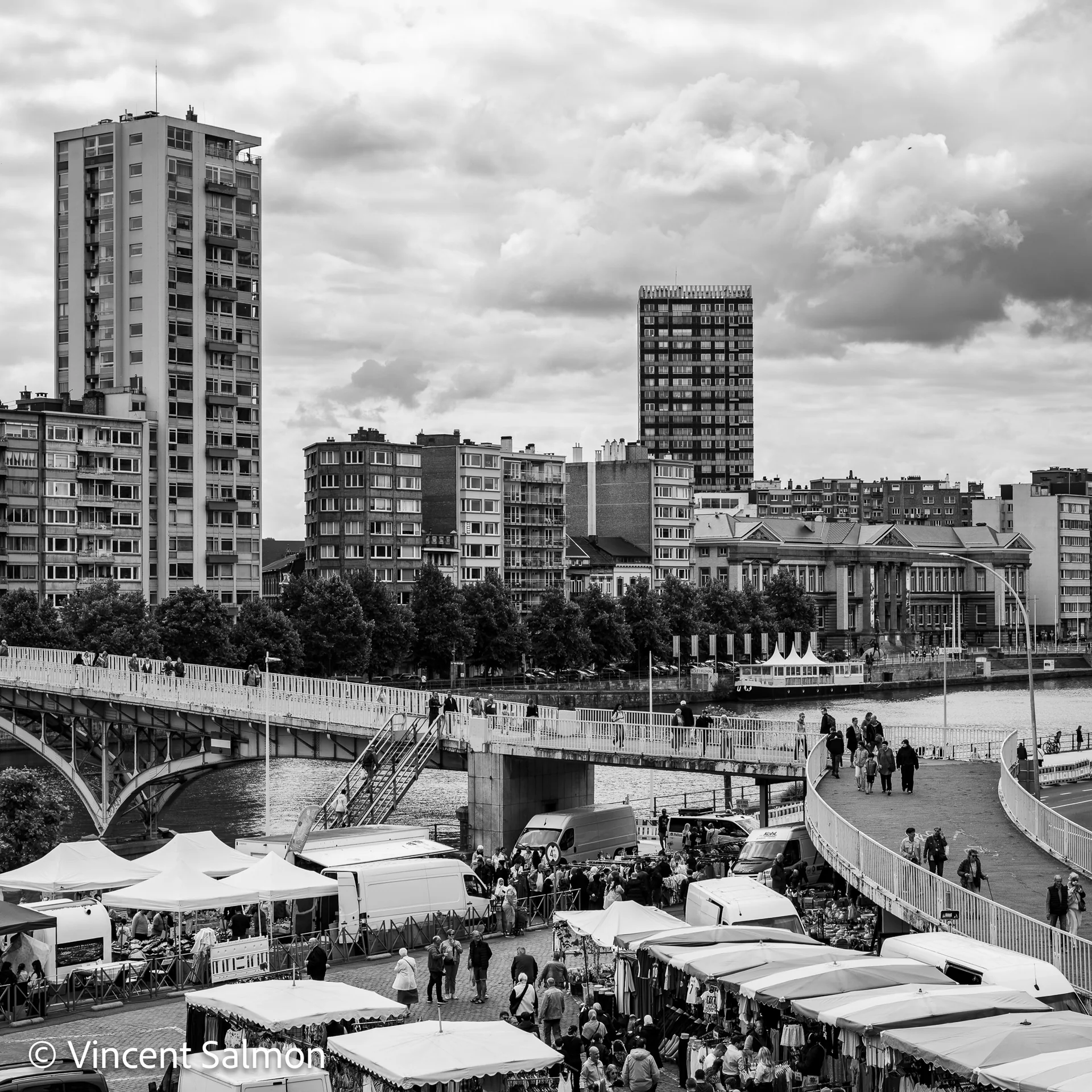 Photo de Vincent Salmon : le marché de la Batte et la passerelle au bord de la Meuse