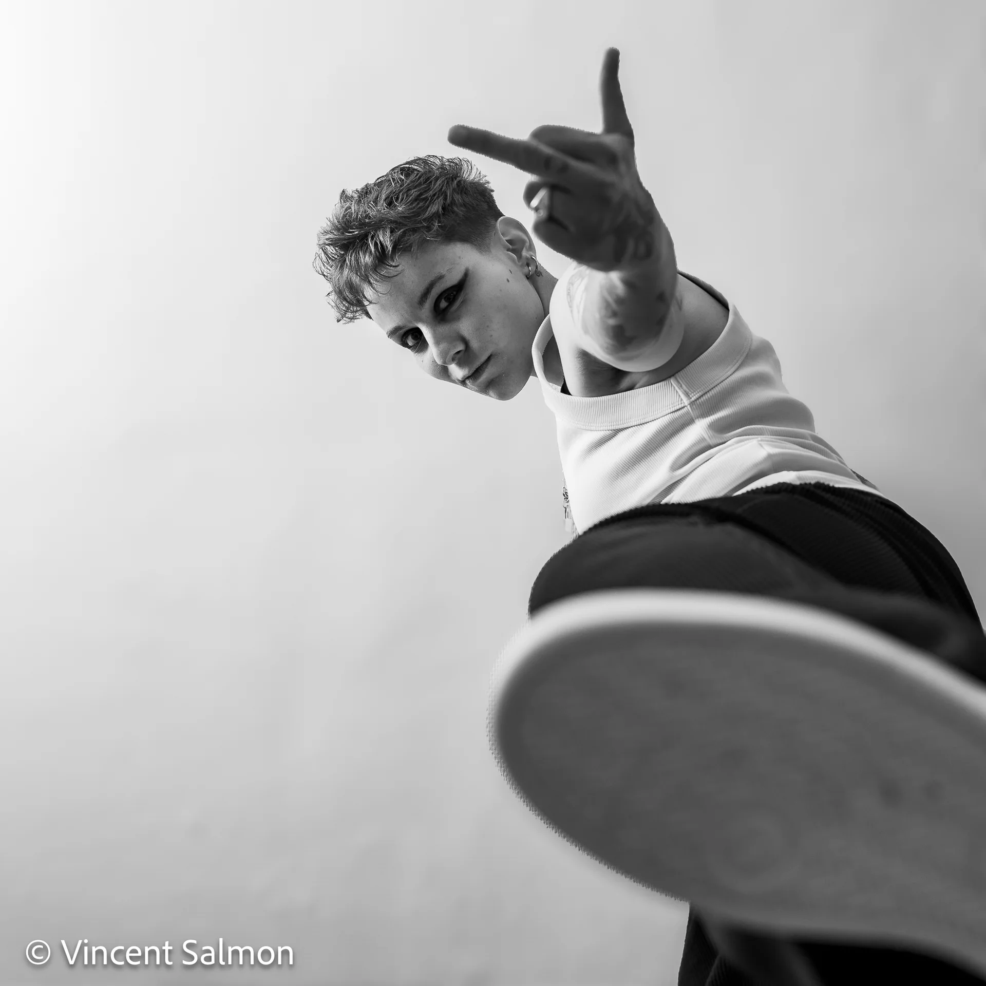 Photo de Vincent Salmon : une personne pointe l’objectif, pied en avant, en contre-plongée