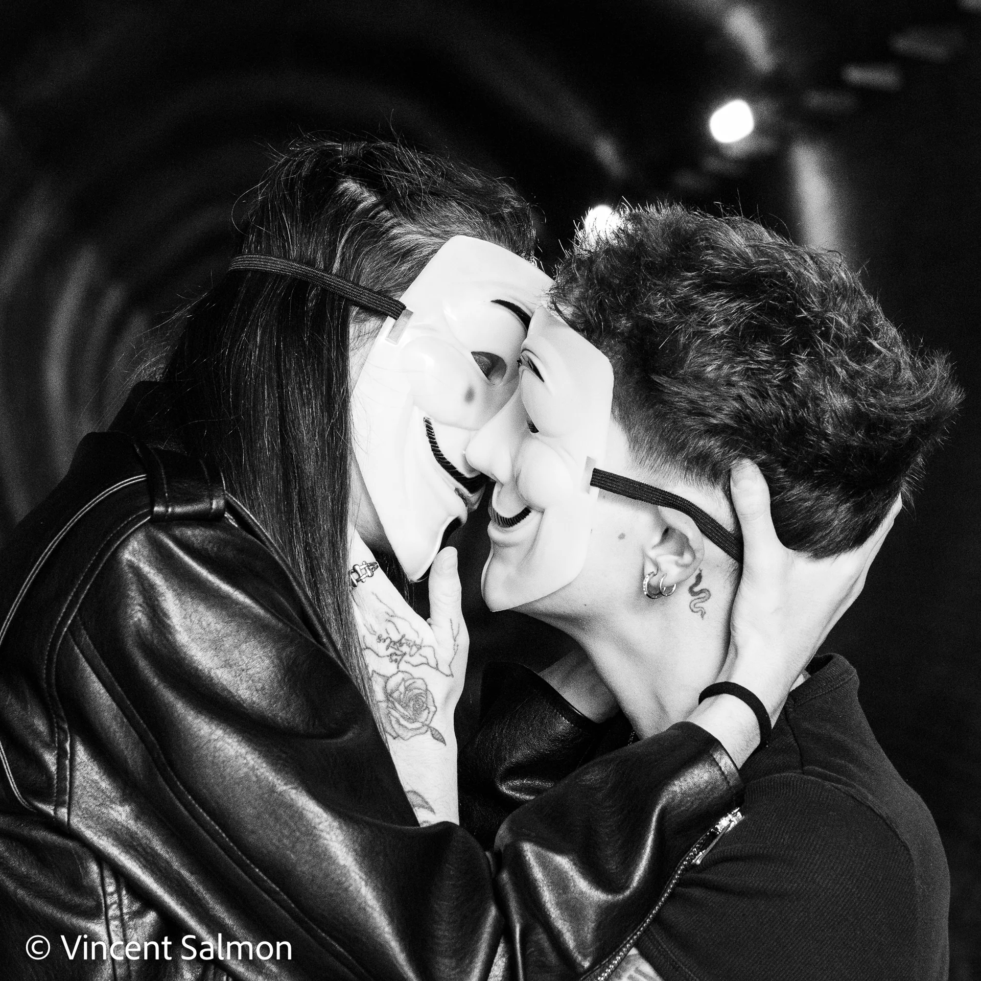 Photo de Vincent Salmon : deux personnes masquées s’embrassent dans un tunnel