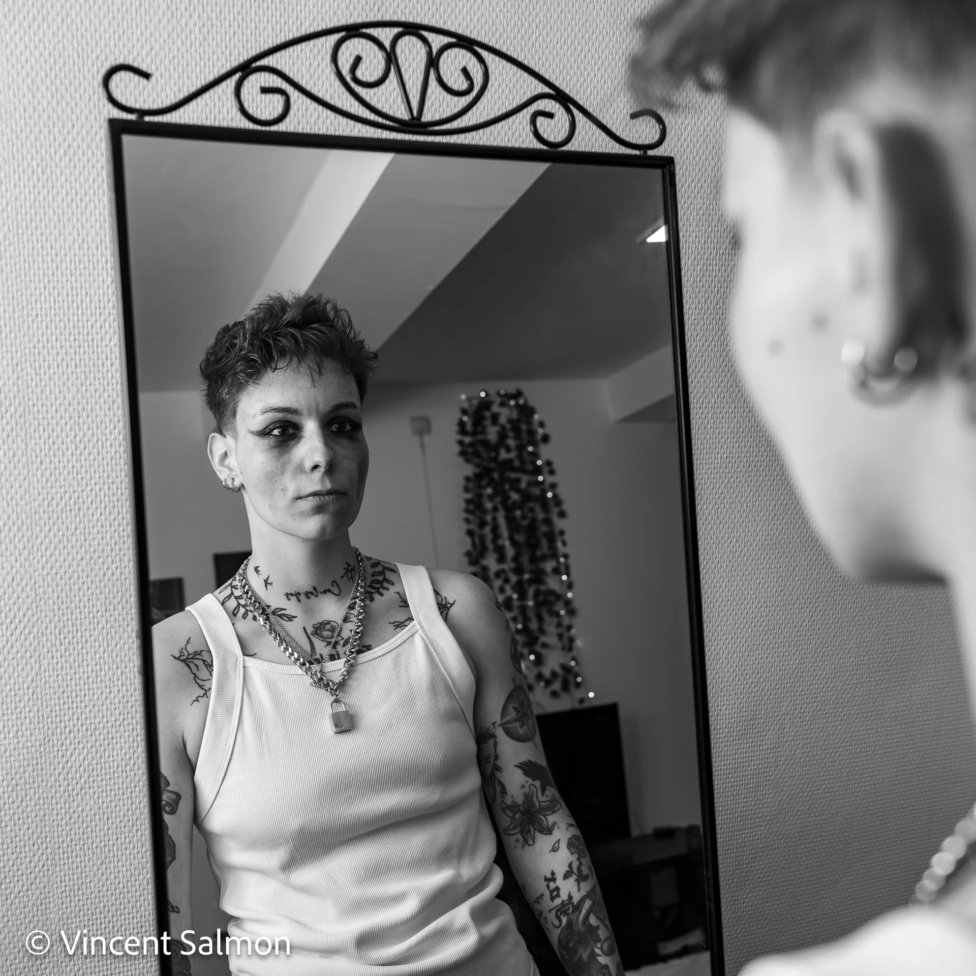 Photo de Vincent Salmon : une personne se regarde dans un miroir