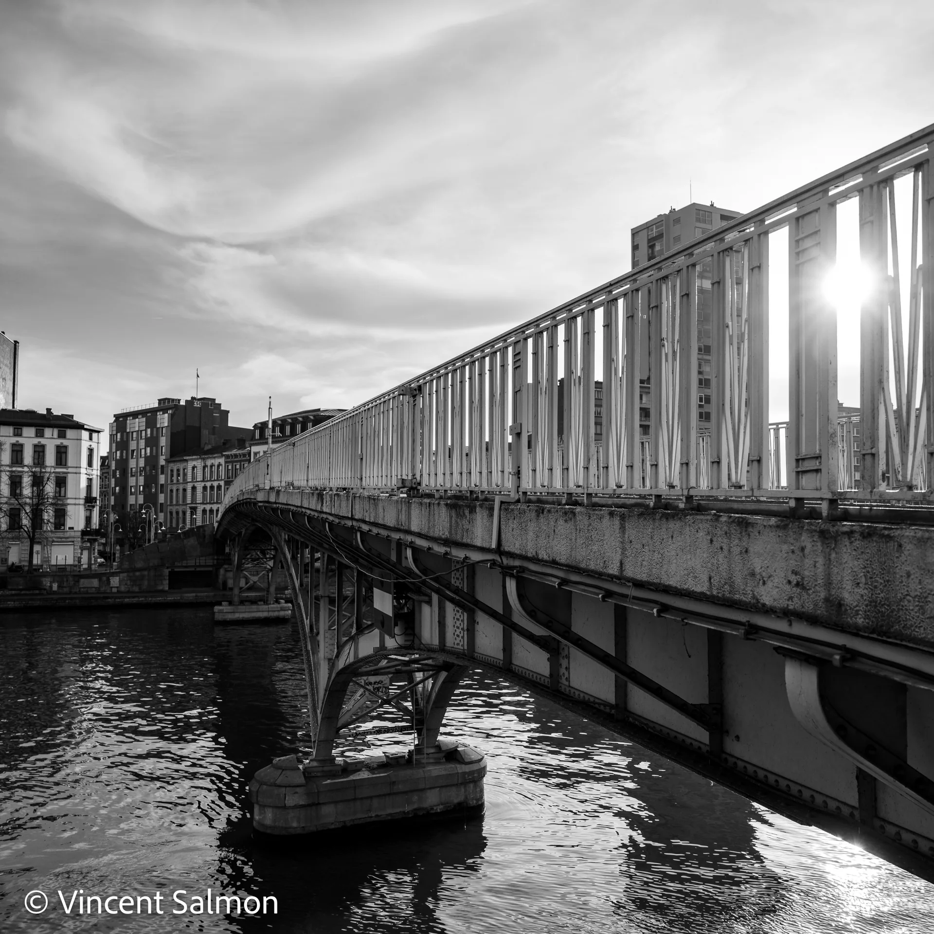 Photo de Vincent Salmon : une passerelle métallique sur la Meuse, à contre-jour
