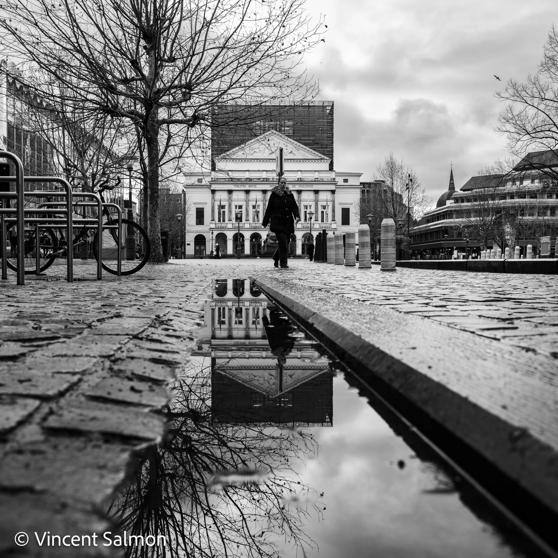 Photo de Vincent Salmon : l’Opéra royal de Wallonie reflété dans une flaque