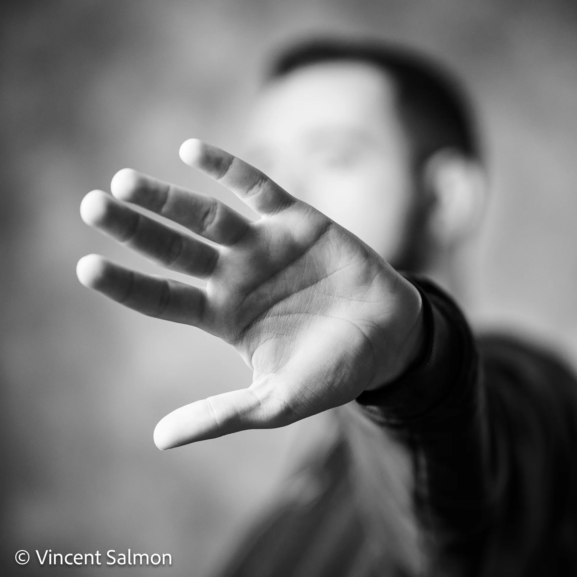 Photo de Vincent Salmon : une main tendue vers l’objectif