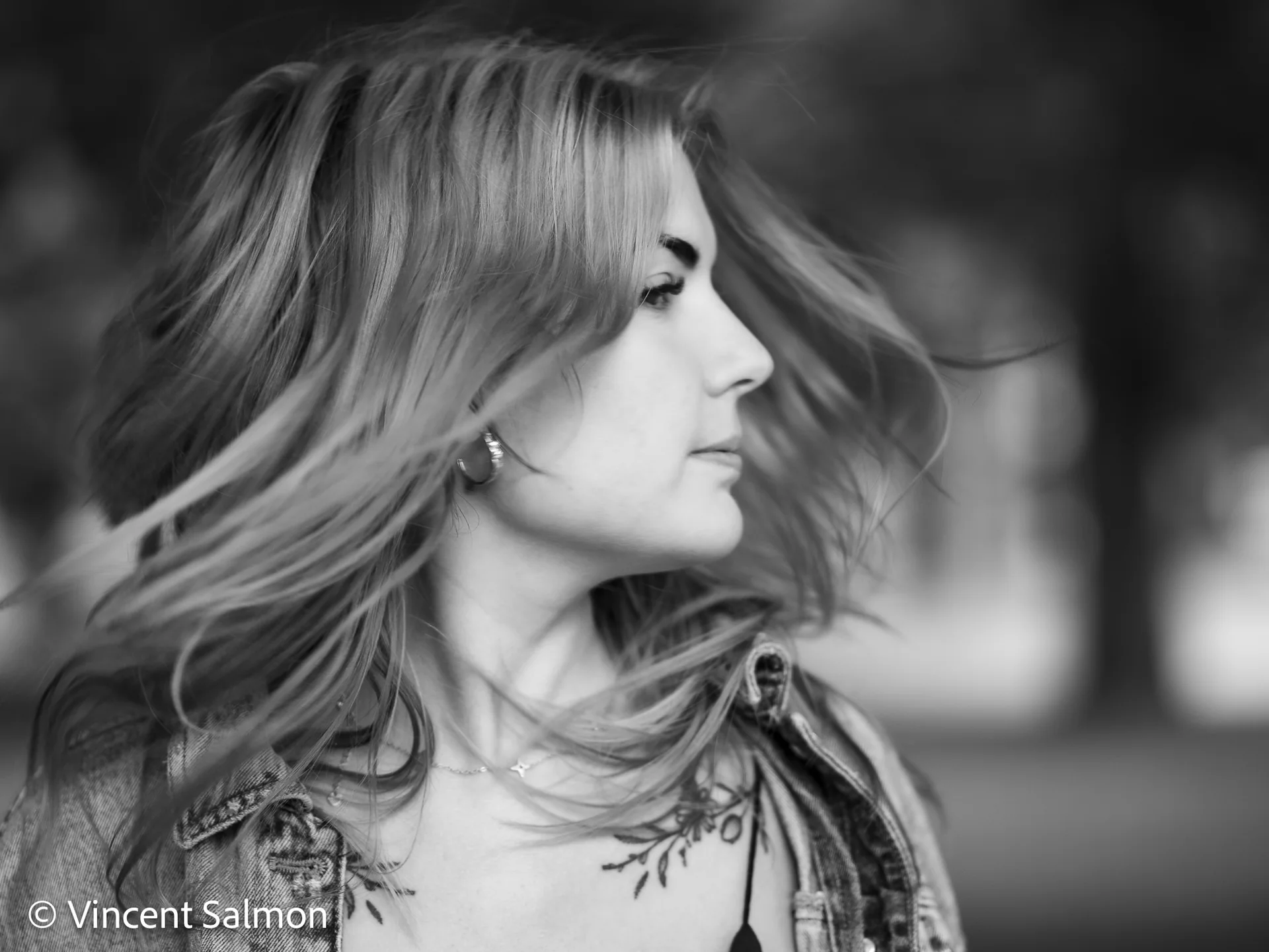 Photo de Vincent Salmon : profil d’une femme aux cheveux au vent, en noir et blanc