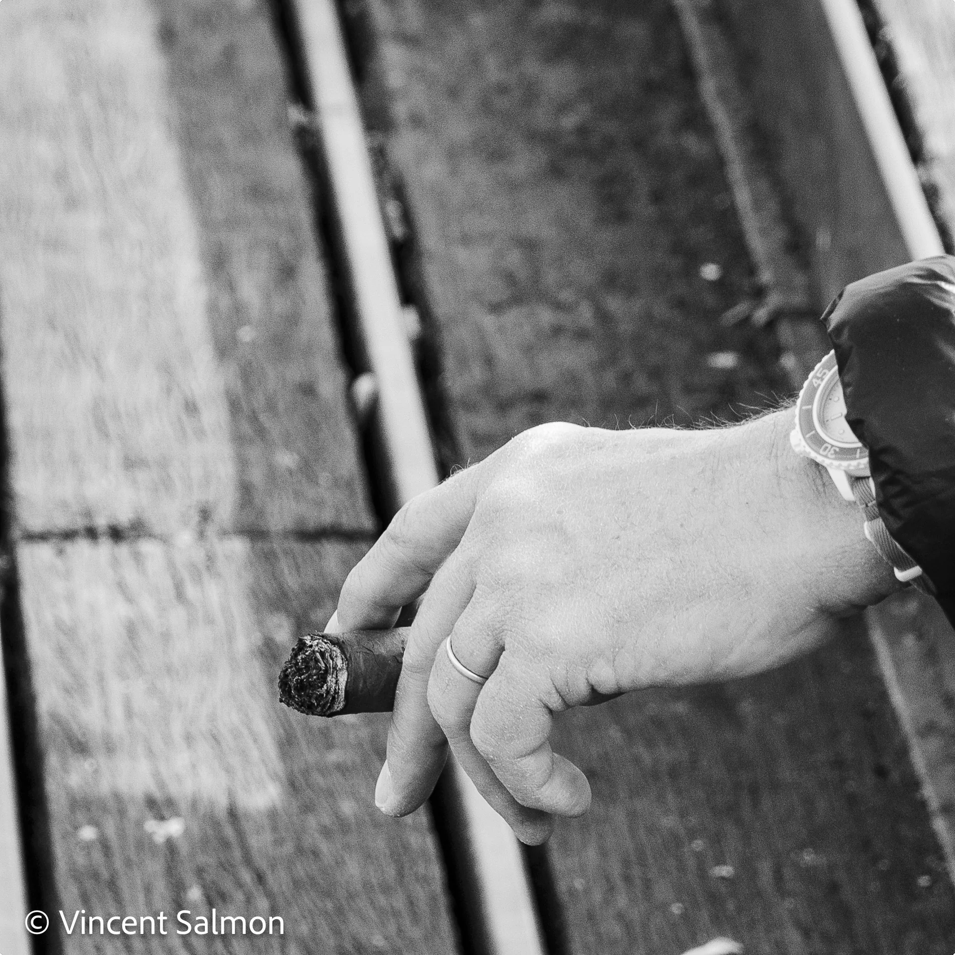 Photo de Vincent Salmon : une main tenant un cigare