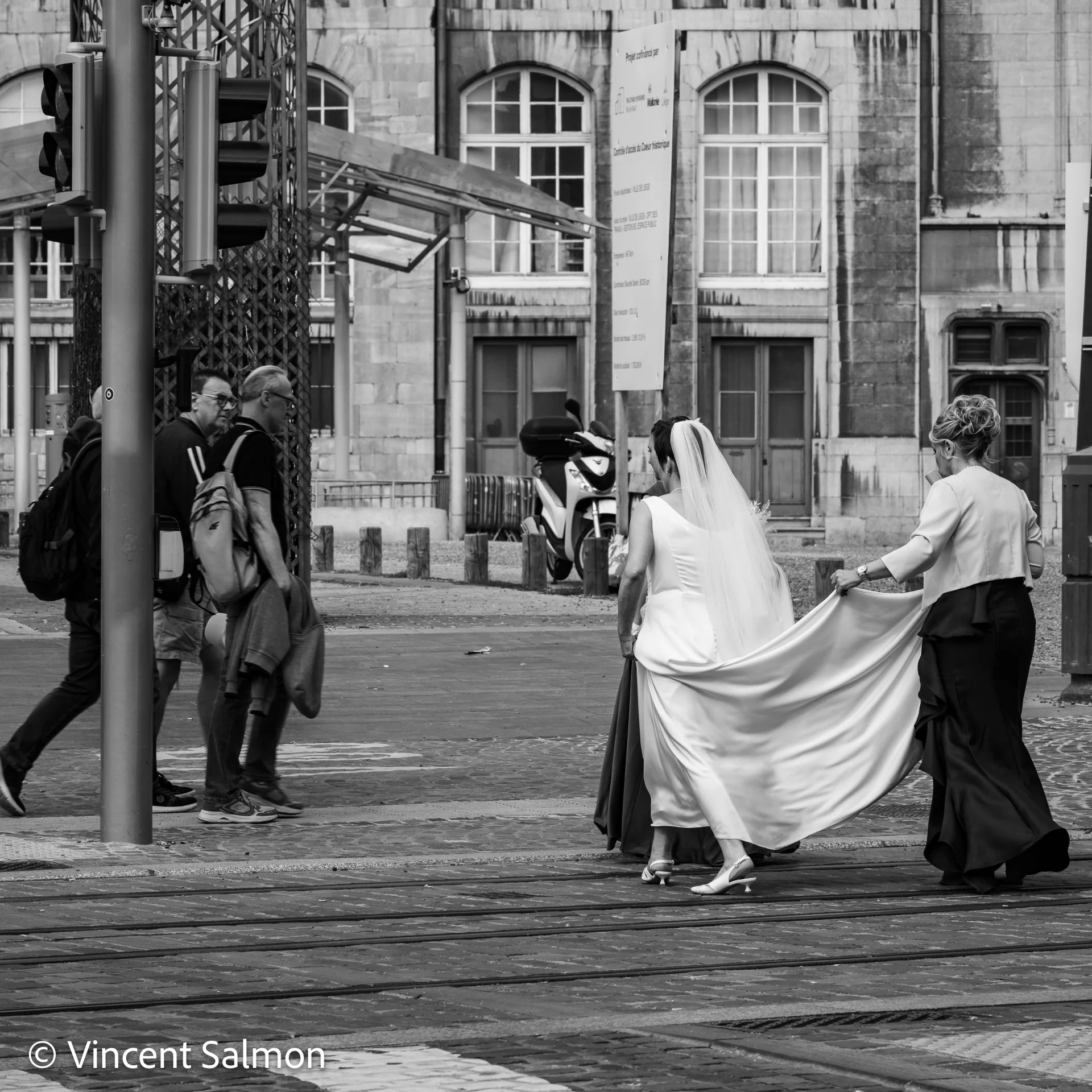 Photo de Vincent Salmon : une mariée et sa traîne traversent la rue