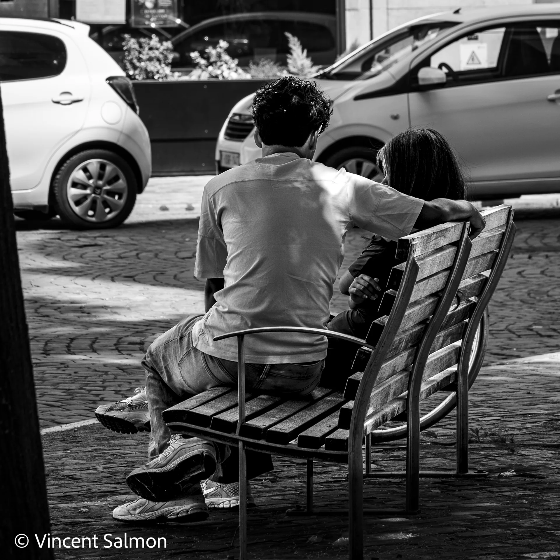 Photo de Vincent Salmon : deux personnes assises sur un banc