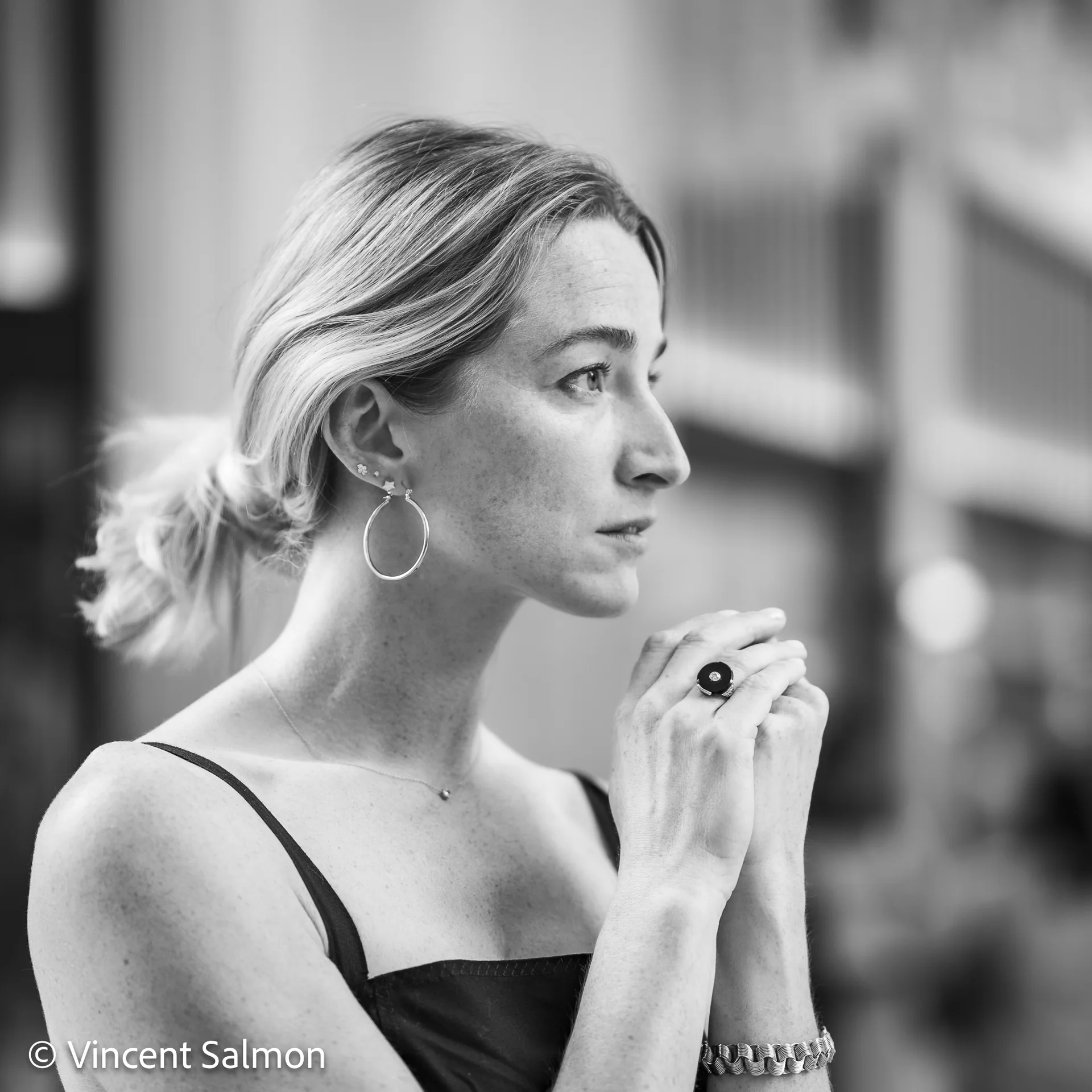 Photo de Vincent Salmon : portrait d’une femme les mains jointes, en noir et blanc