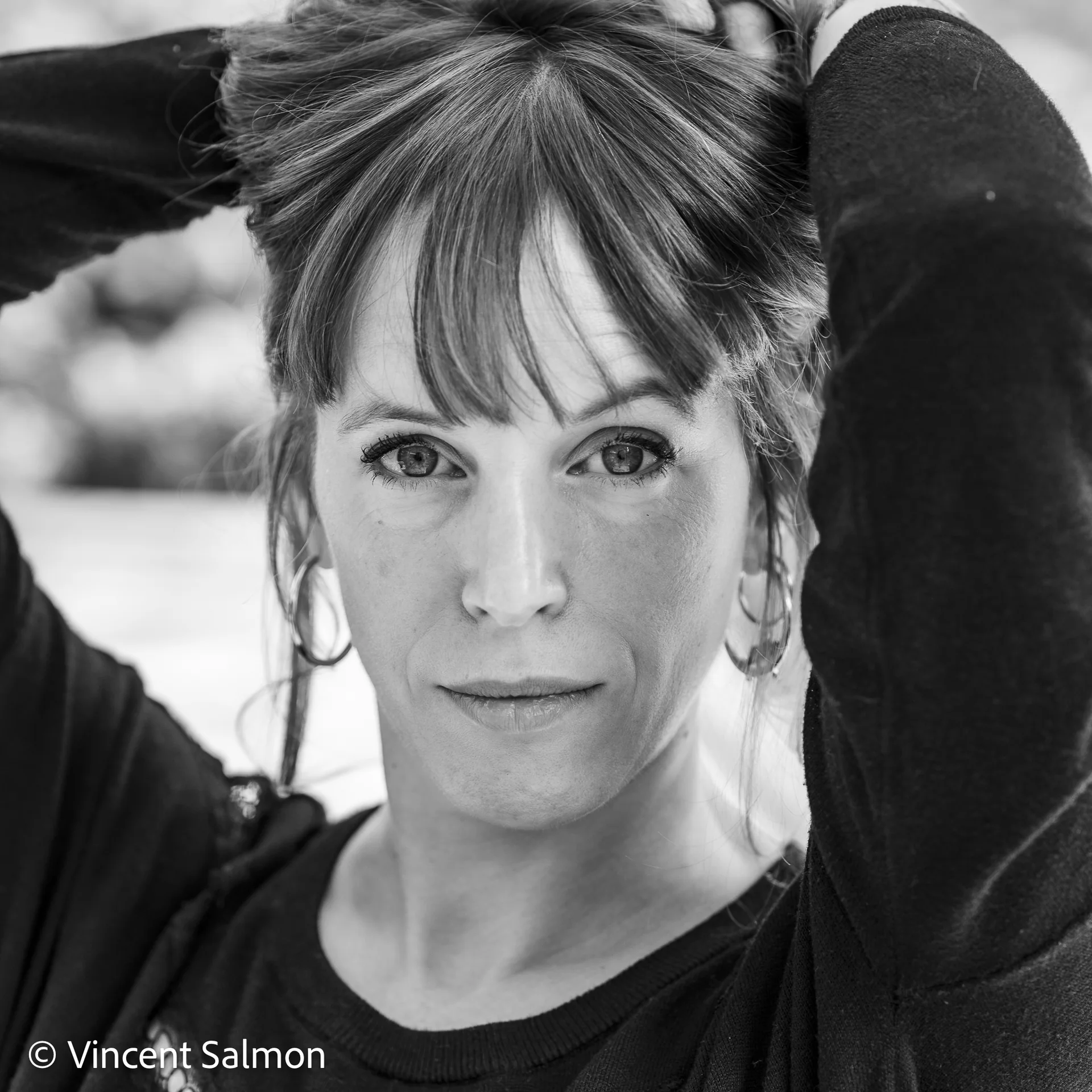 Photo de Vincent Salmon : portrait d’une femme, les mains dans les cheveux