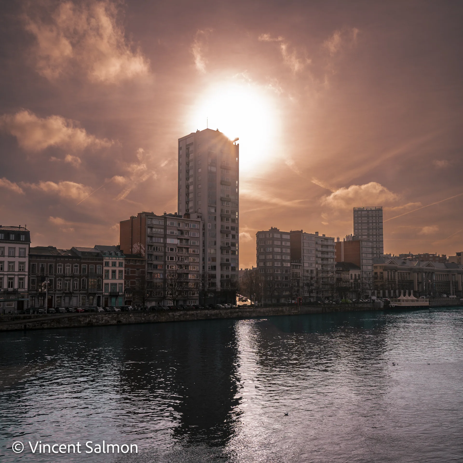 Photo de Vincent Salmon : les tours au bord de la Meuse à Liège, à contre-jour