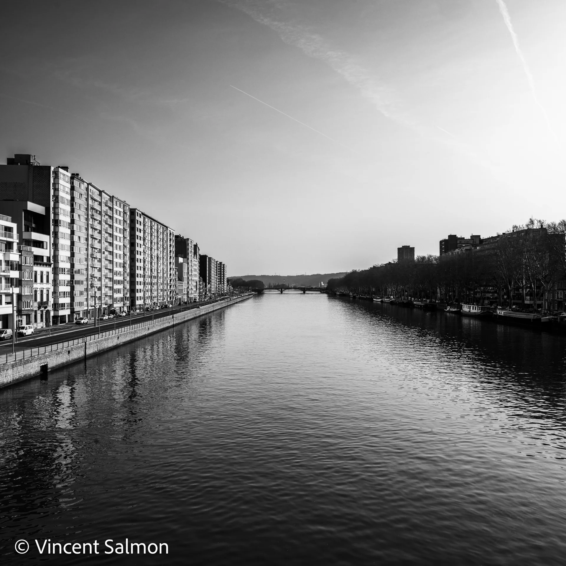 Photo de Vincent Salmon : la Meuse et ses quais à Liège, en noir et blanc