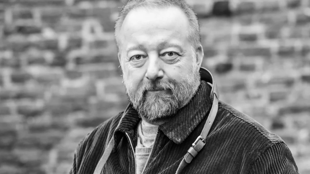 Vincent Salmon, photographe à Liège : la street photography en noir et blanc et l’œil tourné vers les ateliers d’artistes