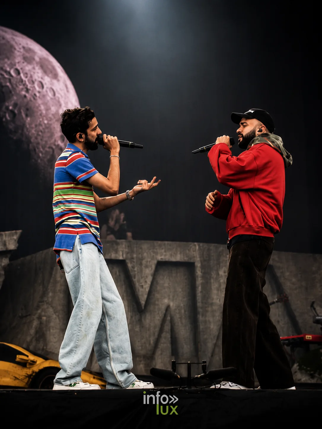 Deux artistes au micro face à face sur une grande scène, photo VK Photographie (Vladislav Kry)