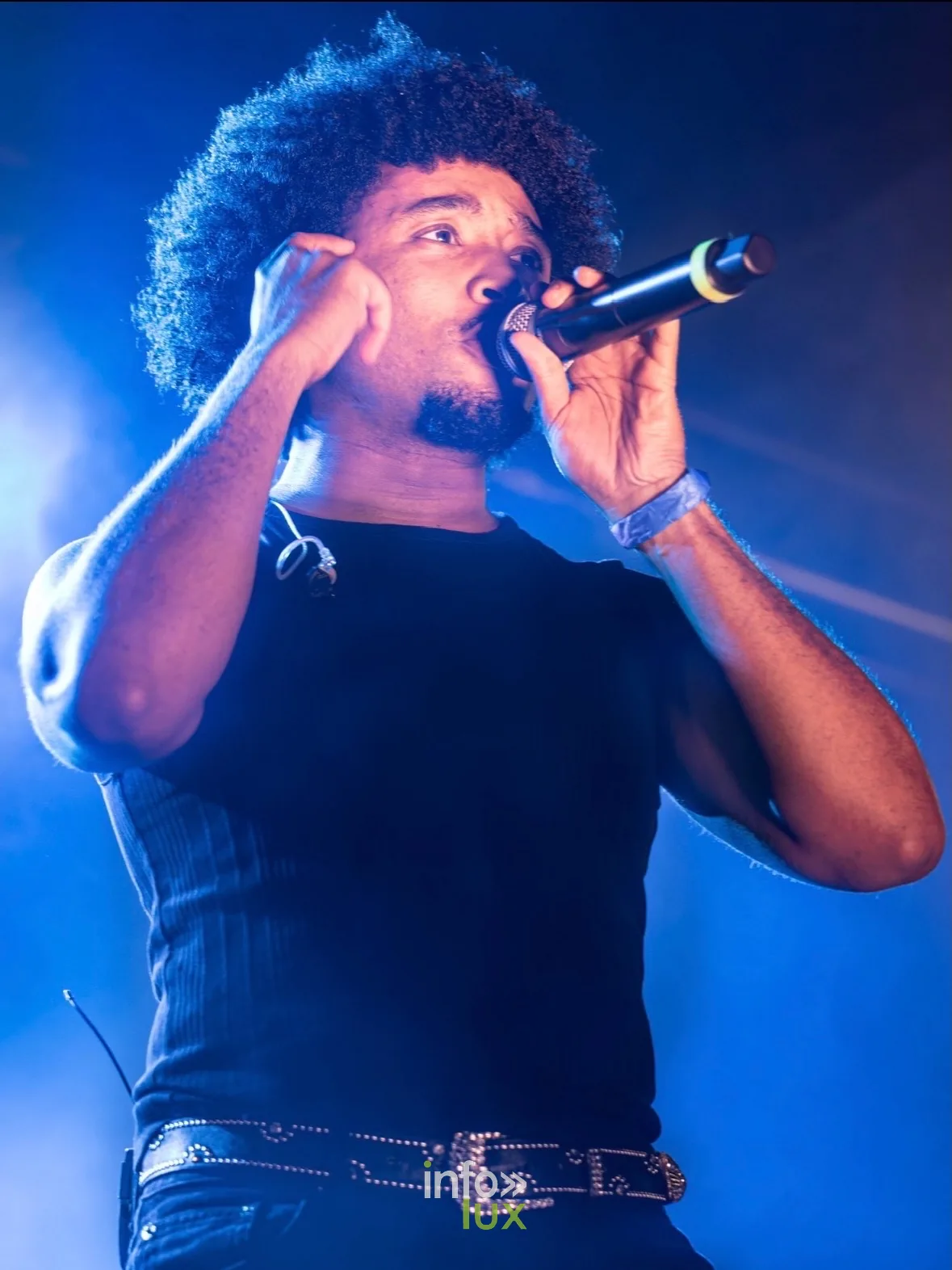Artiste au micro sur scène, photo VK Photographie (Vladislav Kry)