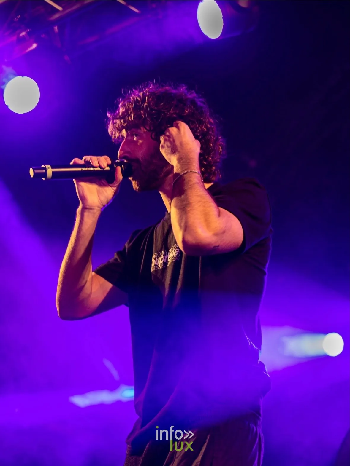 Artiste au micro sur scène, photo VK Photographie (Vladislav Kry)