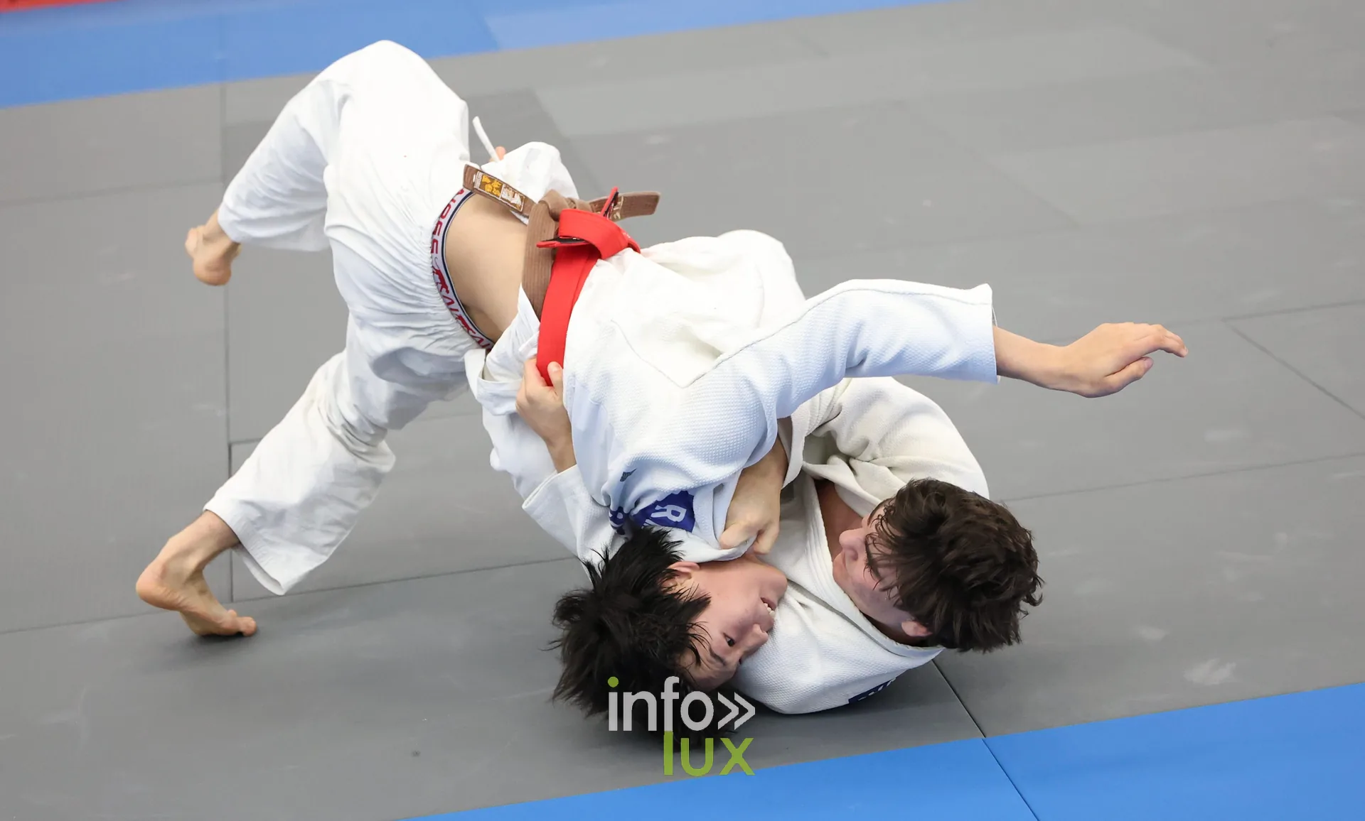 Combat de judo au sol, photo VK Photographie (Vladislav Kry)
