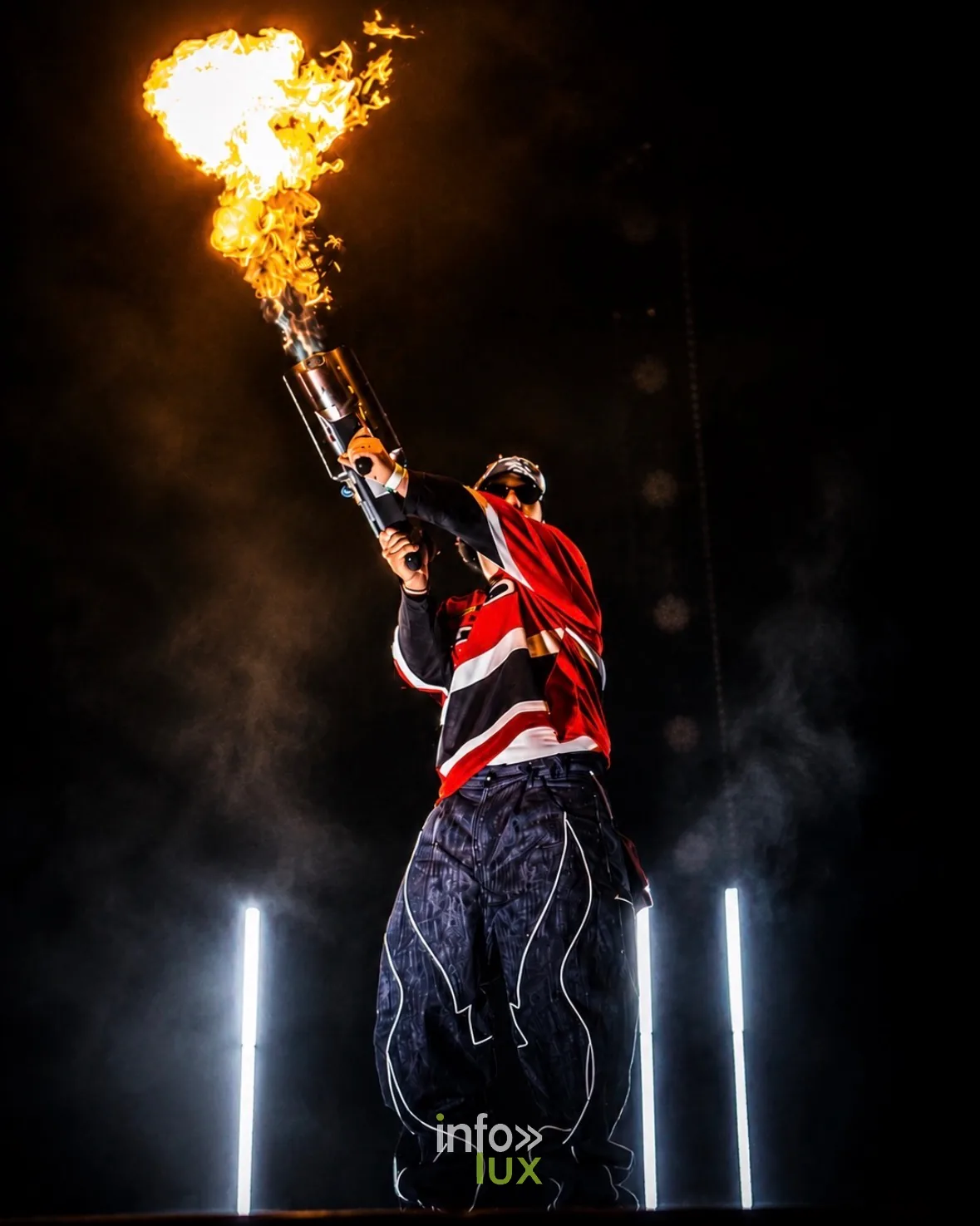 Artiste sur scène et jet de flamme, photo VK Photographie (Vladislav Kry)