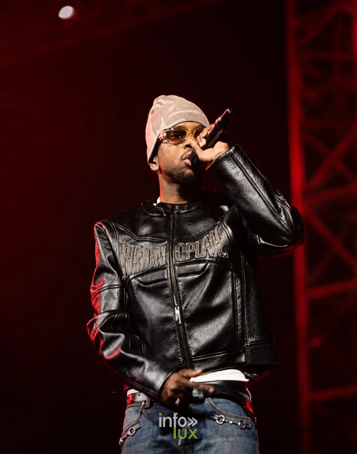 Artiste au micro en veste de cuir, photo VK Photographie (Vladislav Kry)