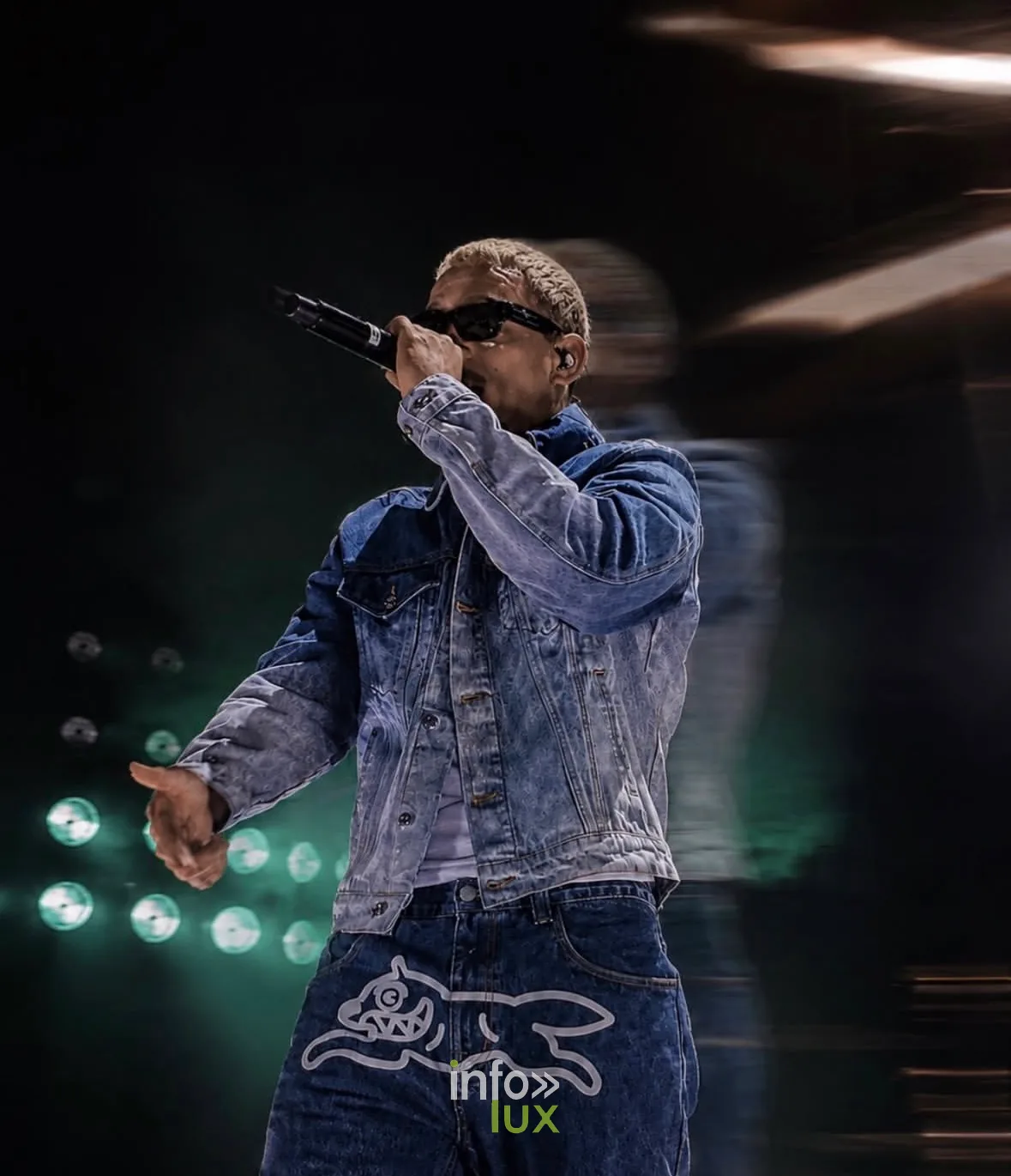 Artiste au micro en veste en jean, photo VK Photographie (Vladislav Kry)