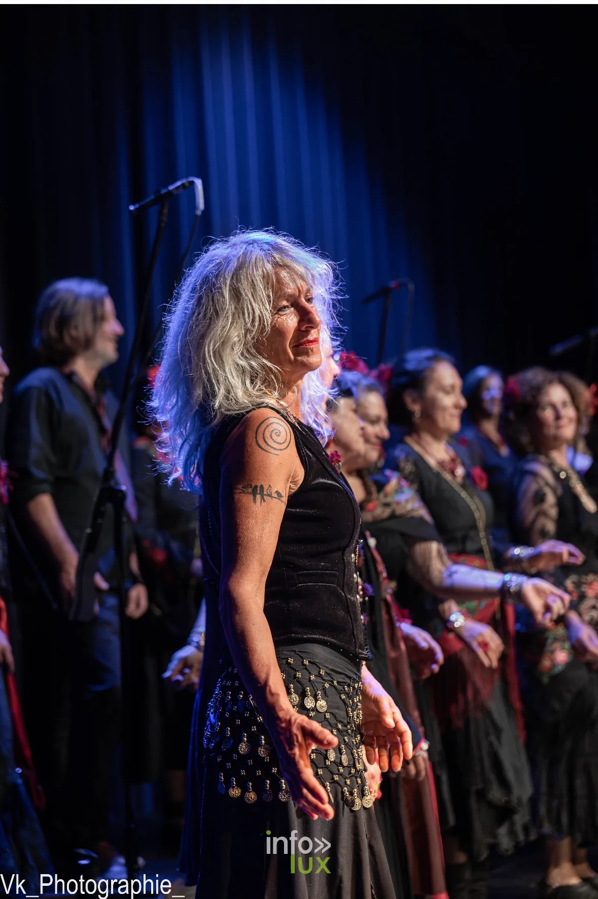 Chanteuse devant un chœur sur scène, photo VK Photographie (Vladislav Kry)