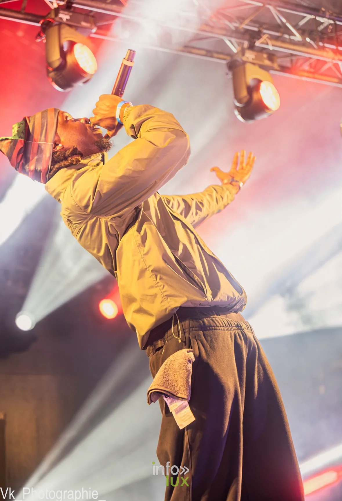 Artiste au micro, bras tendu, photo VK Photographie (Vladislav Kry)