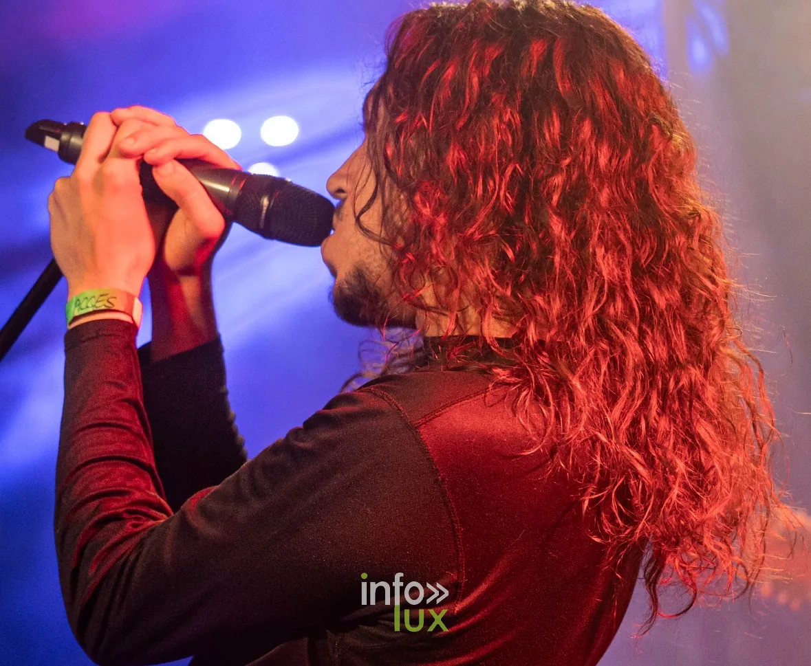 Chanteur aux cheveux longs au micro, photo VK Photographie (Vladislav Kry)