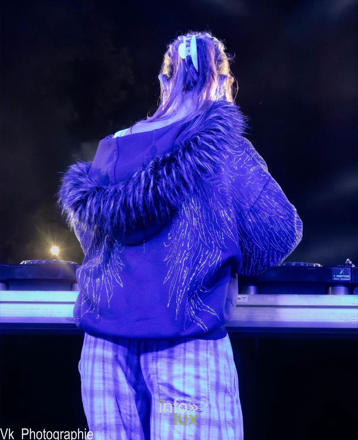 DJ aux platines, de dos, photo VK Photographie (Vladislav Kry)